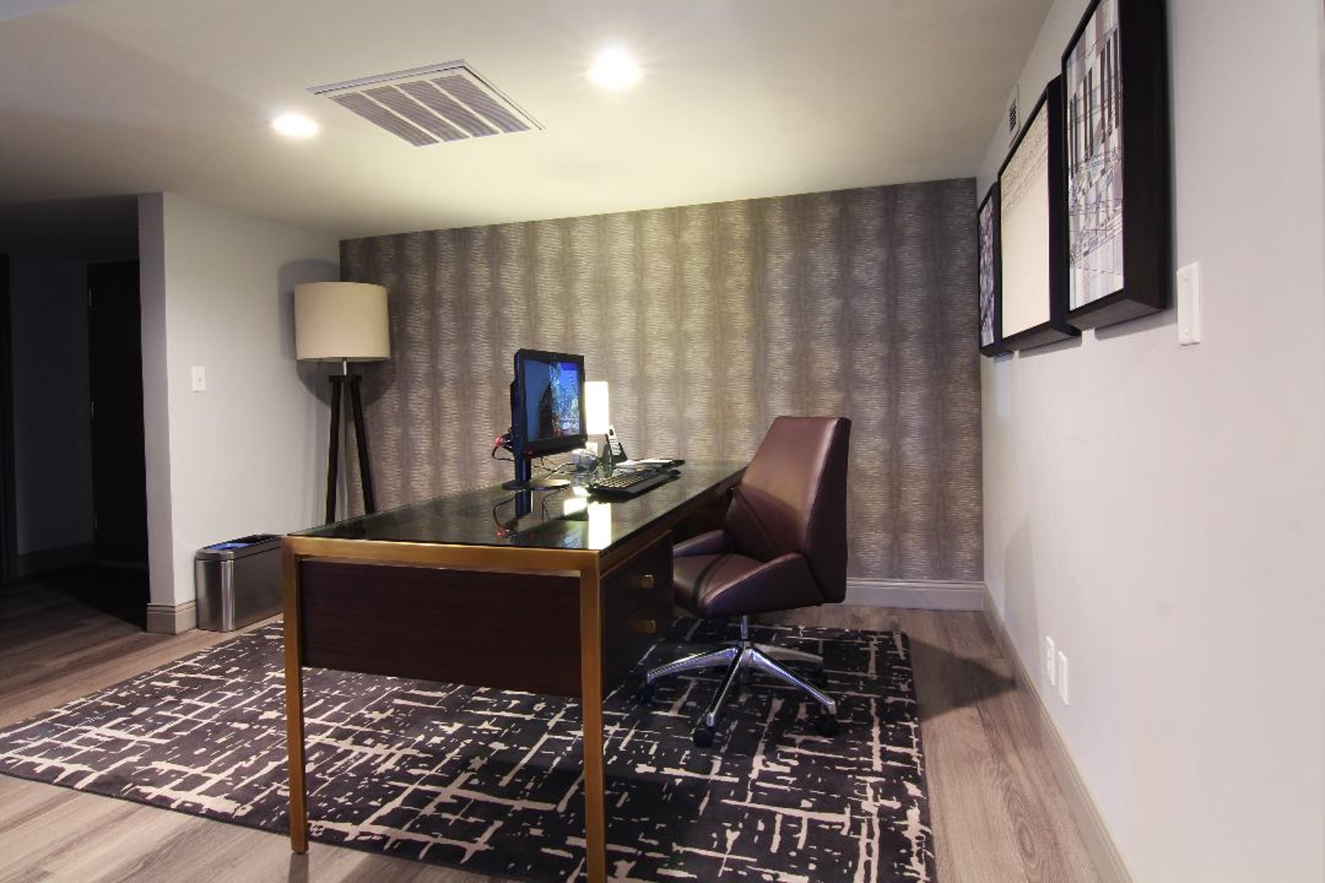 Austin pres desk