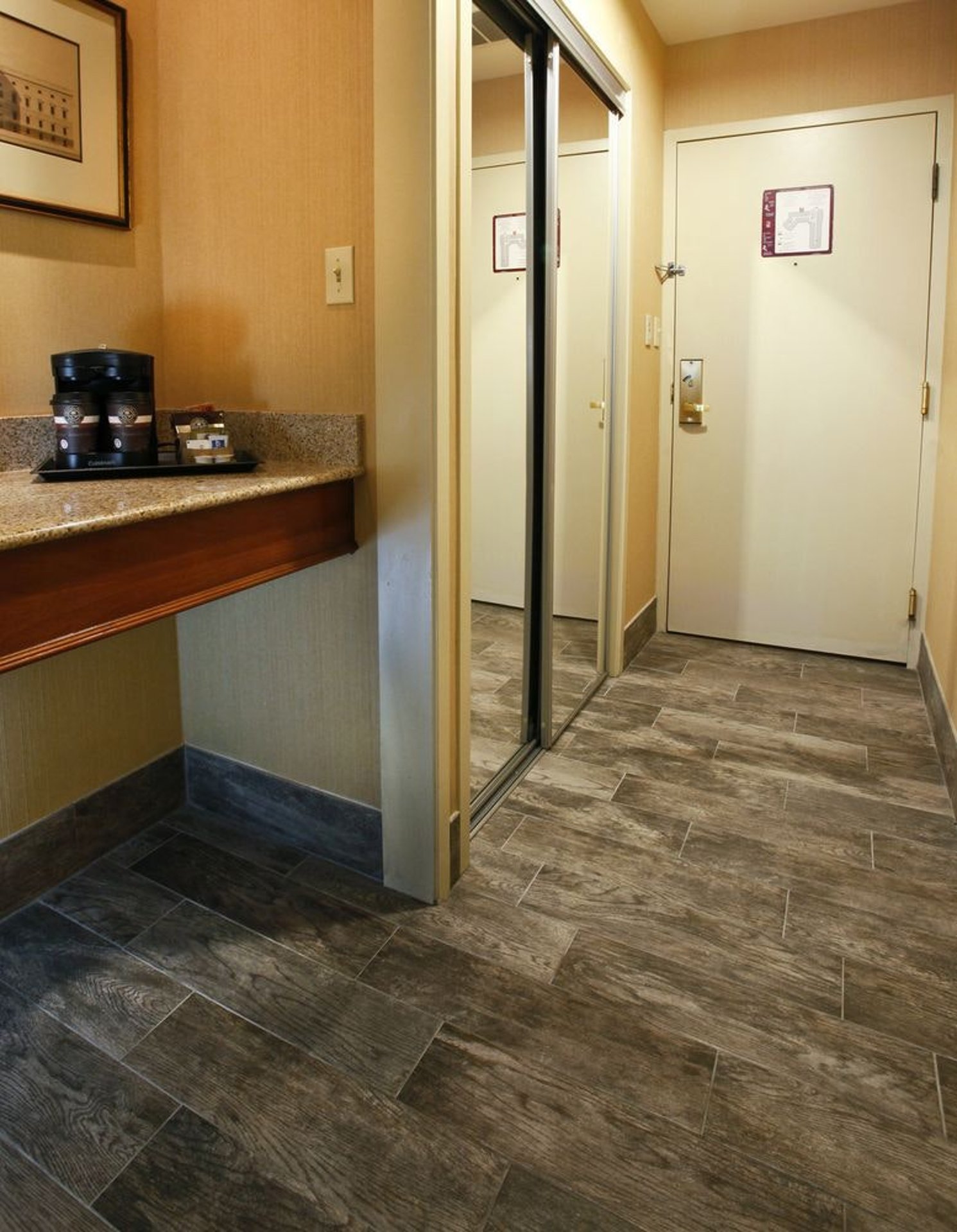1 Queen 2 Room Suite - Soaking Tub - Non-smoking