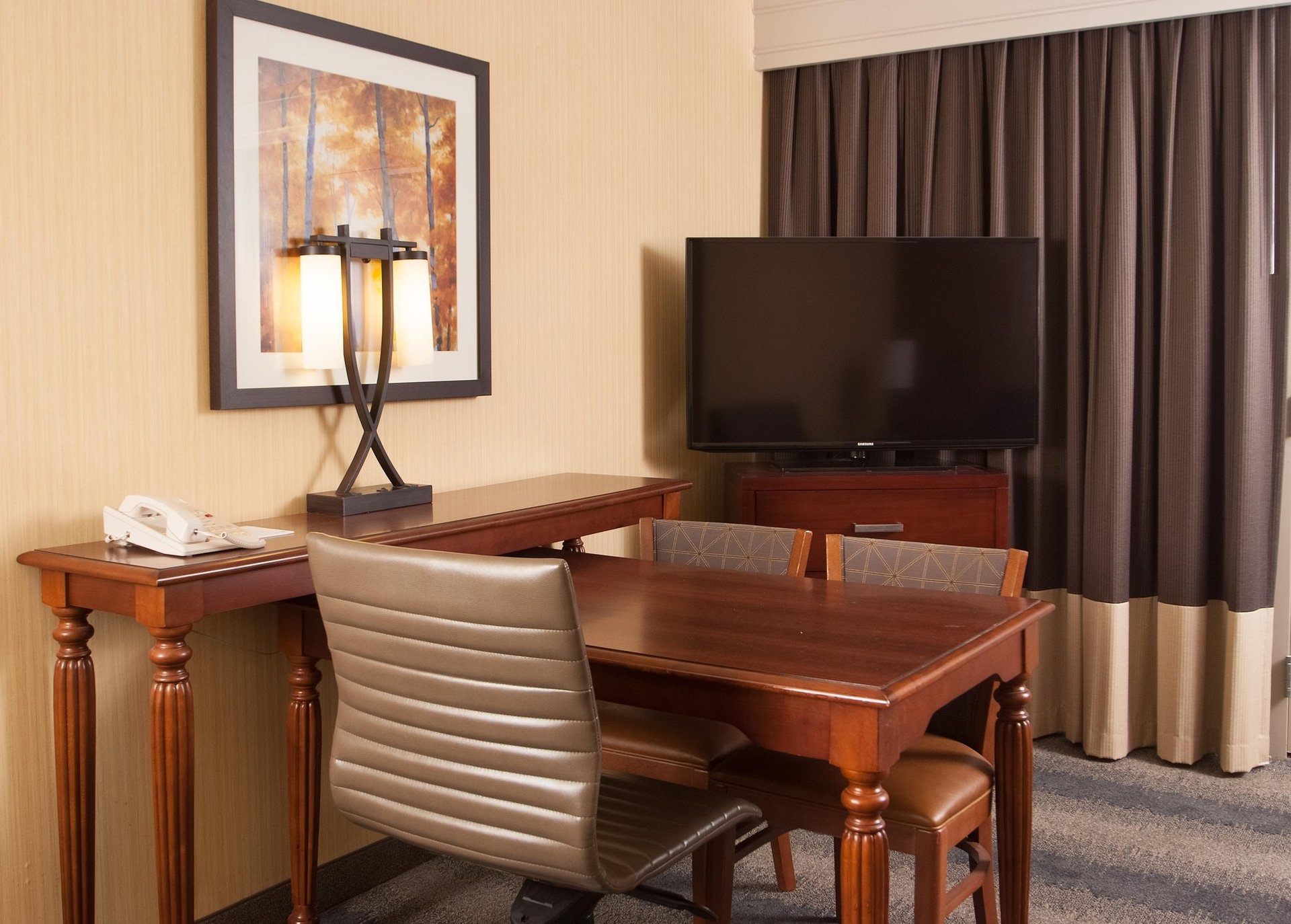 Suite Dining Table