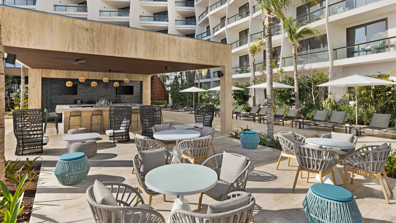 Bar_Family_Pool_02 | Hilton Cancun, an All-Inclusive Resort