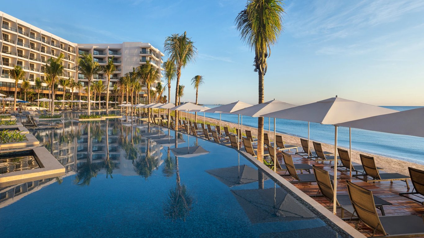 Chill_Pool_06 | Hilton Cancun, an All-Inclusive Resort