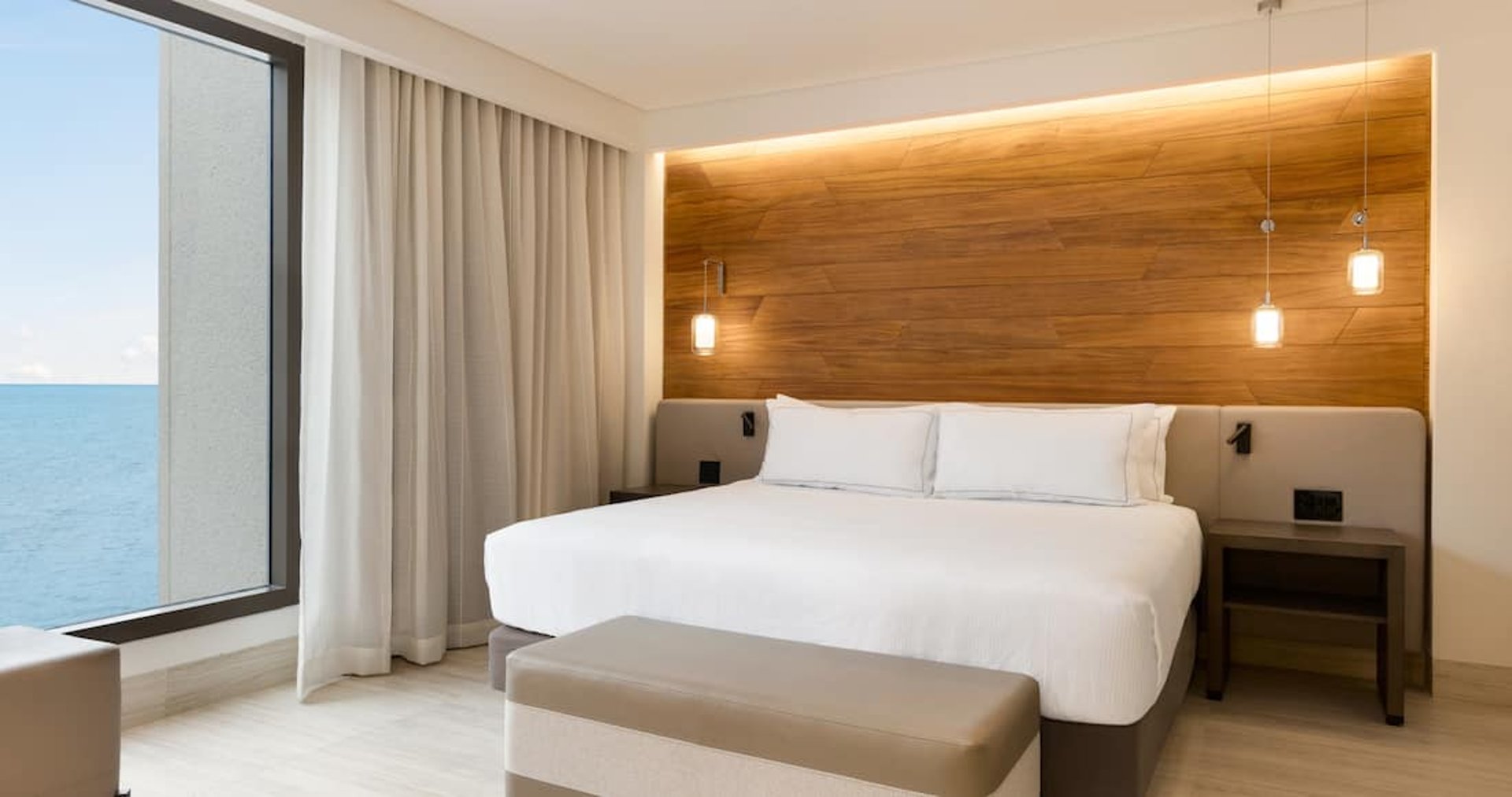 deluxe-ocean-front-one-bedroom-suite-king-bed
