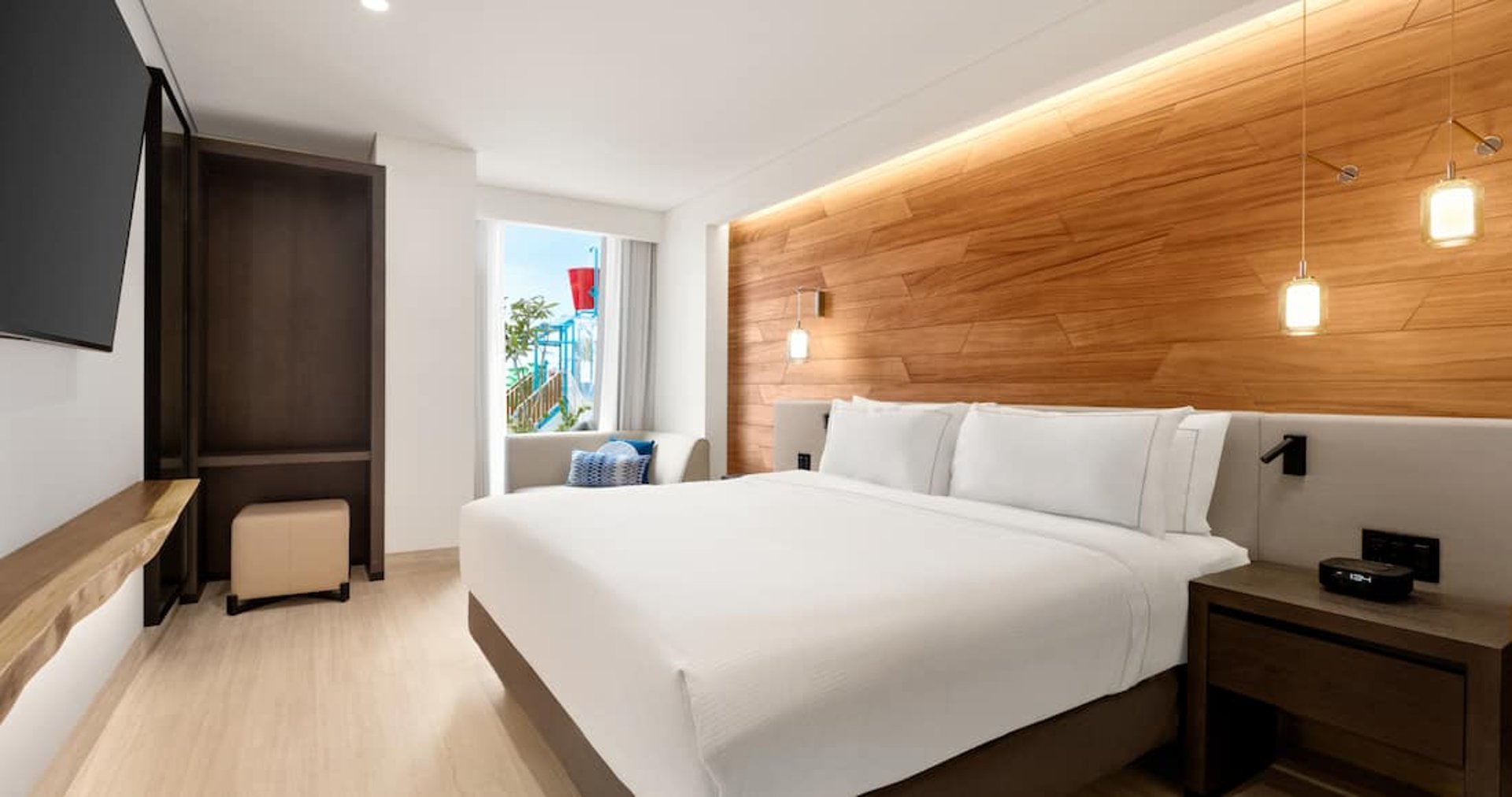 Swim-up-ocean-front-one-bedroom-suite-king-bed