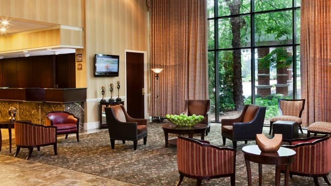 DT_hotellobby01_2_677x380_FitToBoxSmallDimension_Center.jpg | DoubleTree by Hilton Hotel Charlottesville