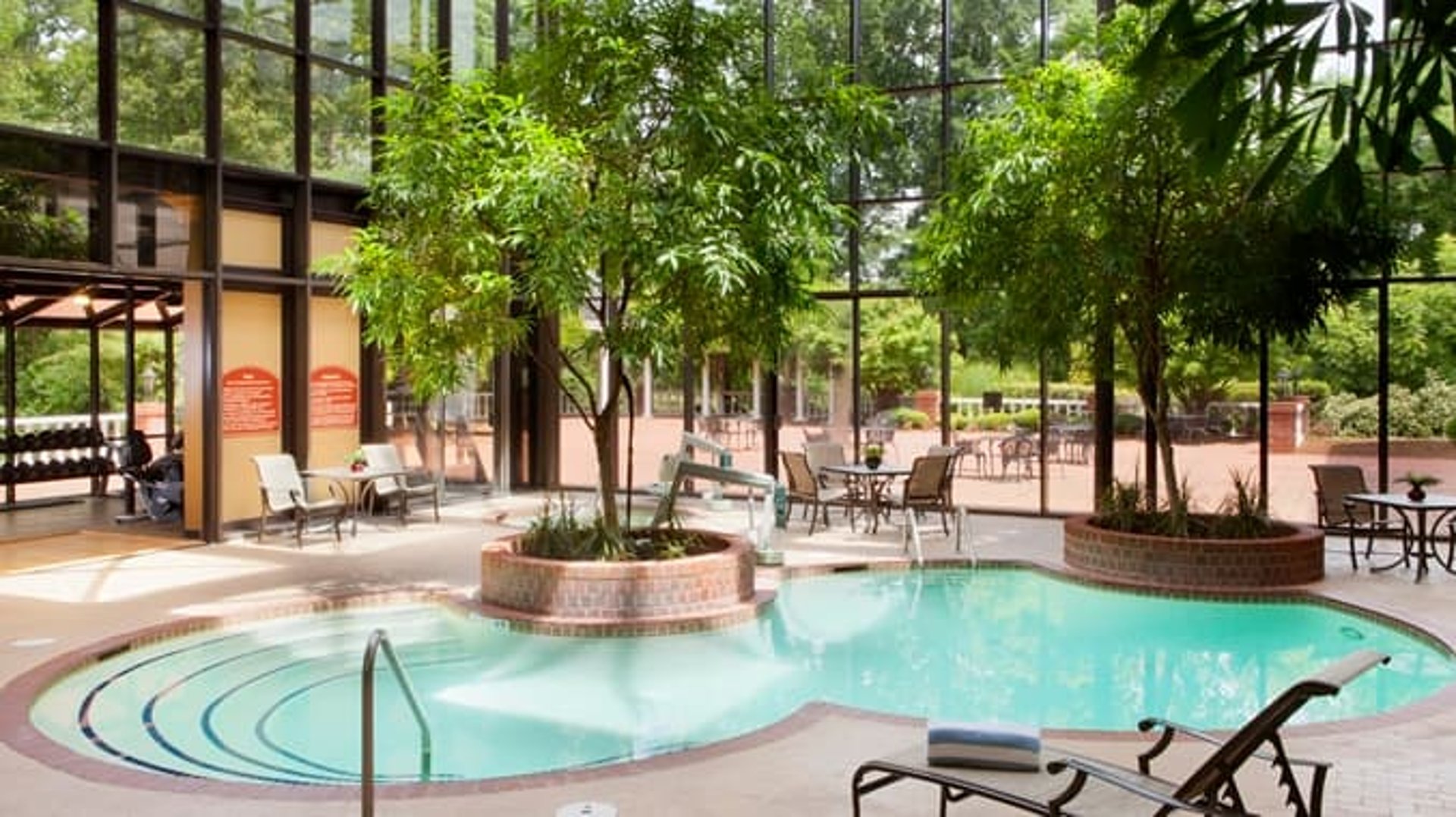 DT_indoorpool01_13_677x380_FitToBoxSmallDimension_Center.jpg | DoubleTree by Hilton Hotel Charlottesville
