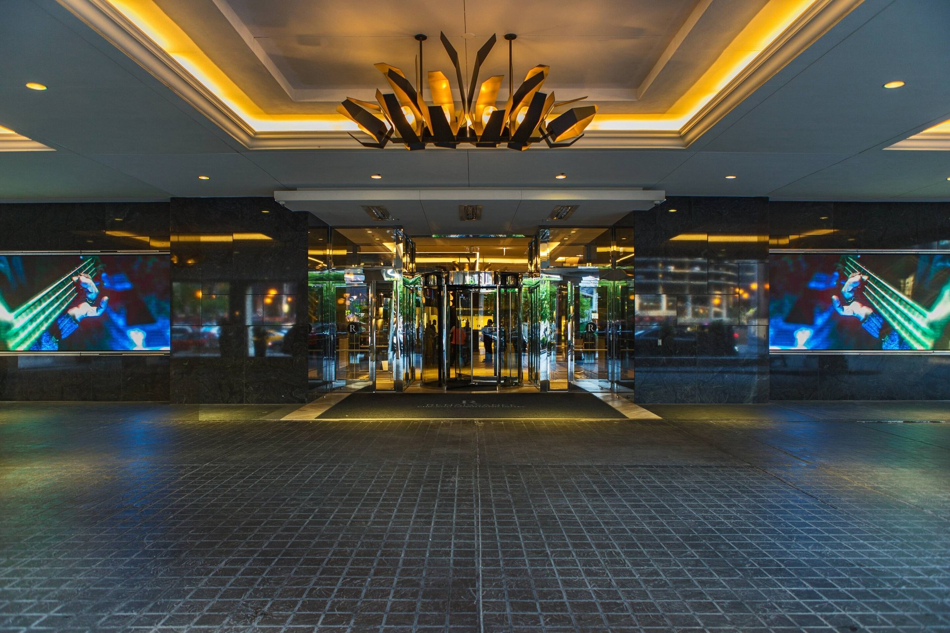 Entrance | Renaissance Chicago Downtown Hotel