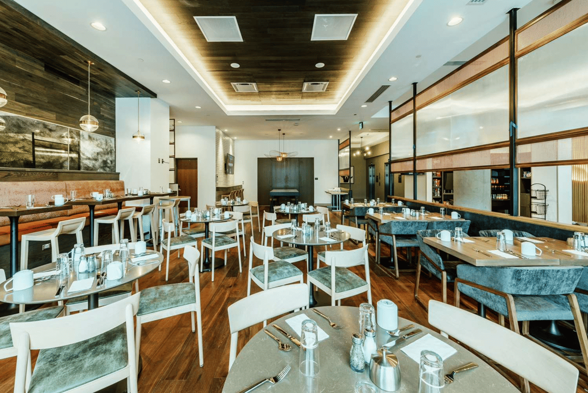 Restaurant Seating | Hilton Garden Inn Denver Union Station, CO