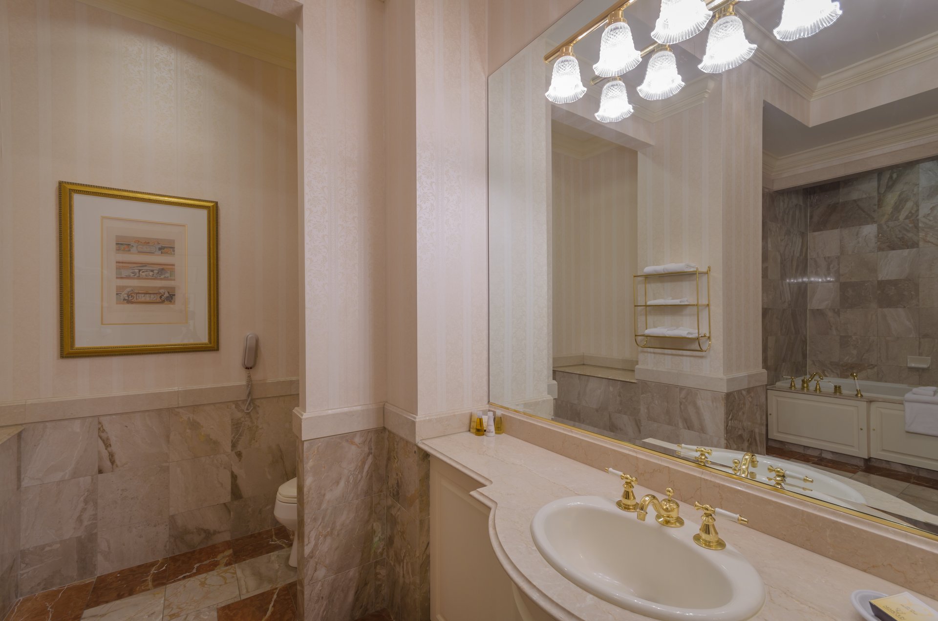 Chateau_Junior-Suite-Double (1229) 5.jpg