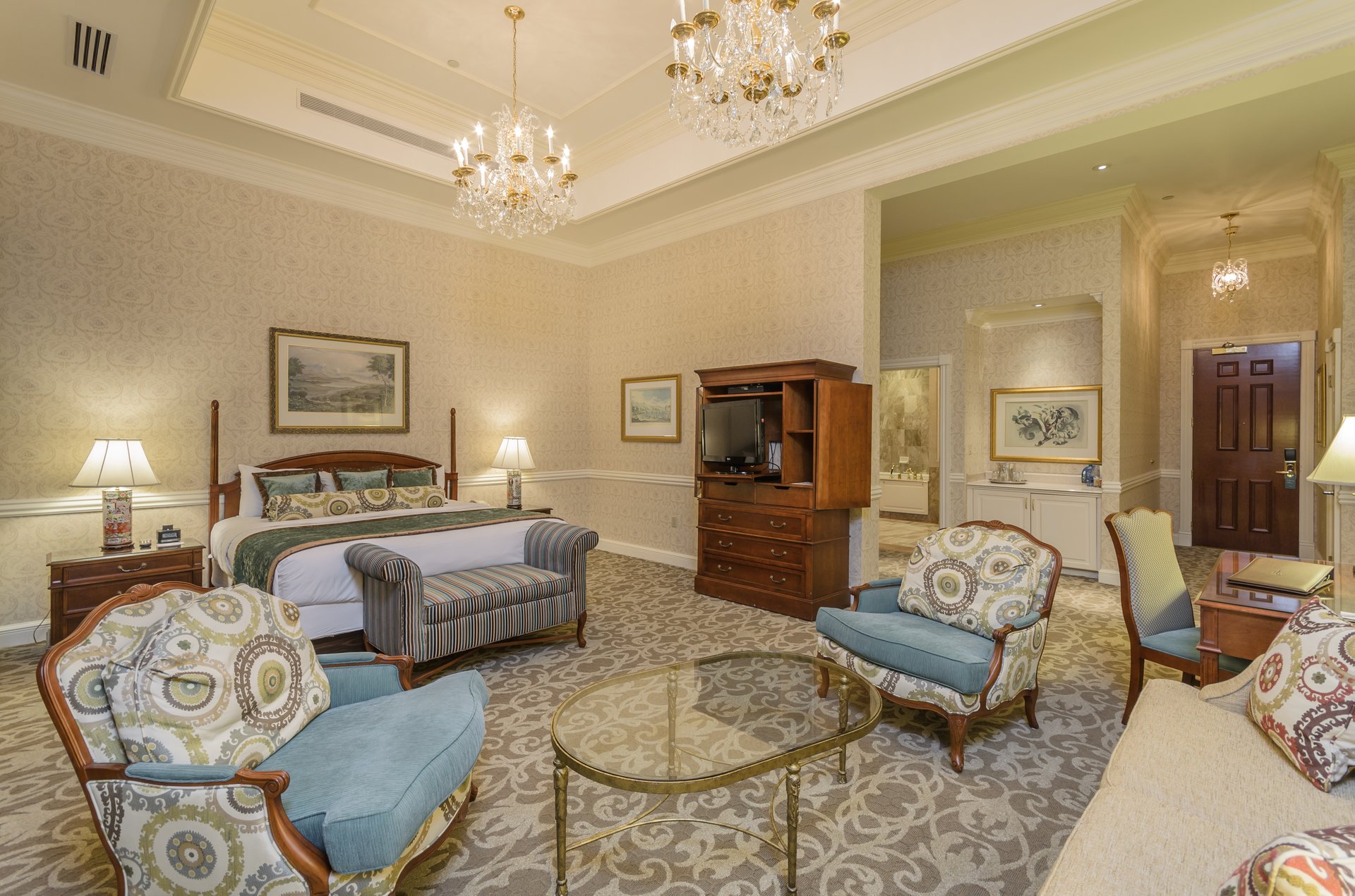Chateau_Junior-Suite-King (1230) 1.jpg