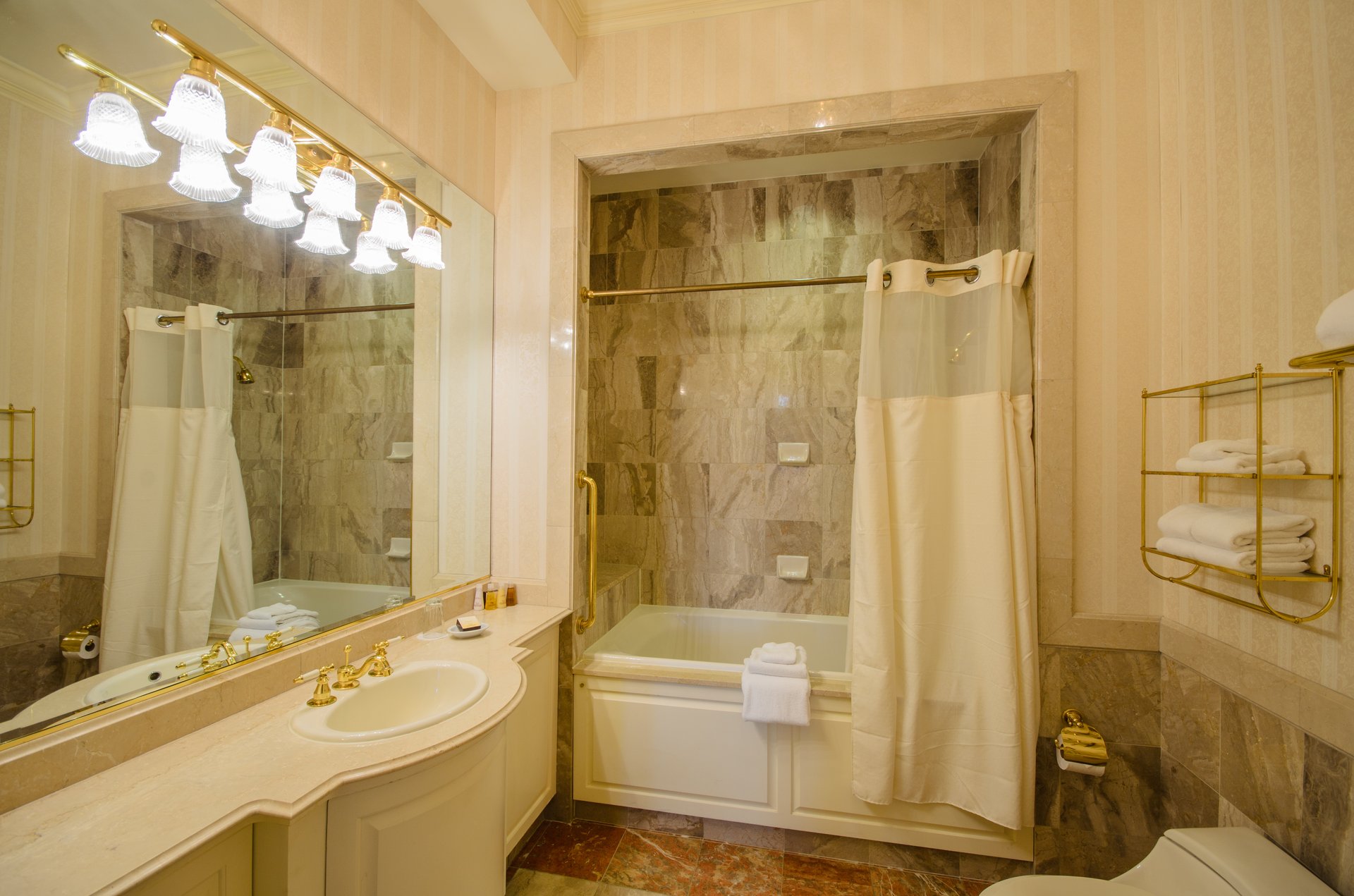 Chateau_Junior-Suite-King (1230) 3.jpg