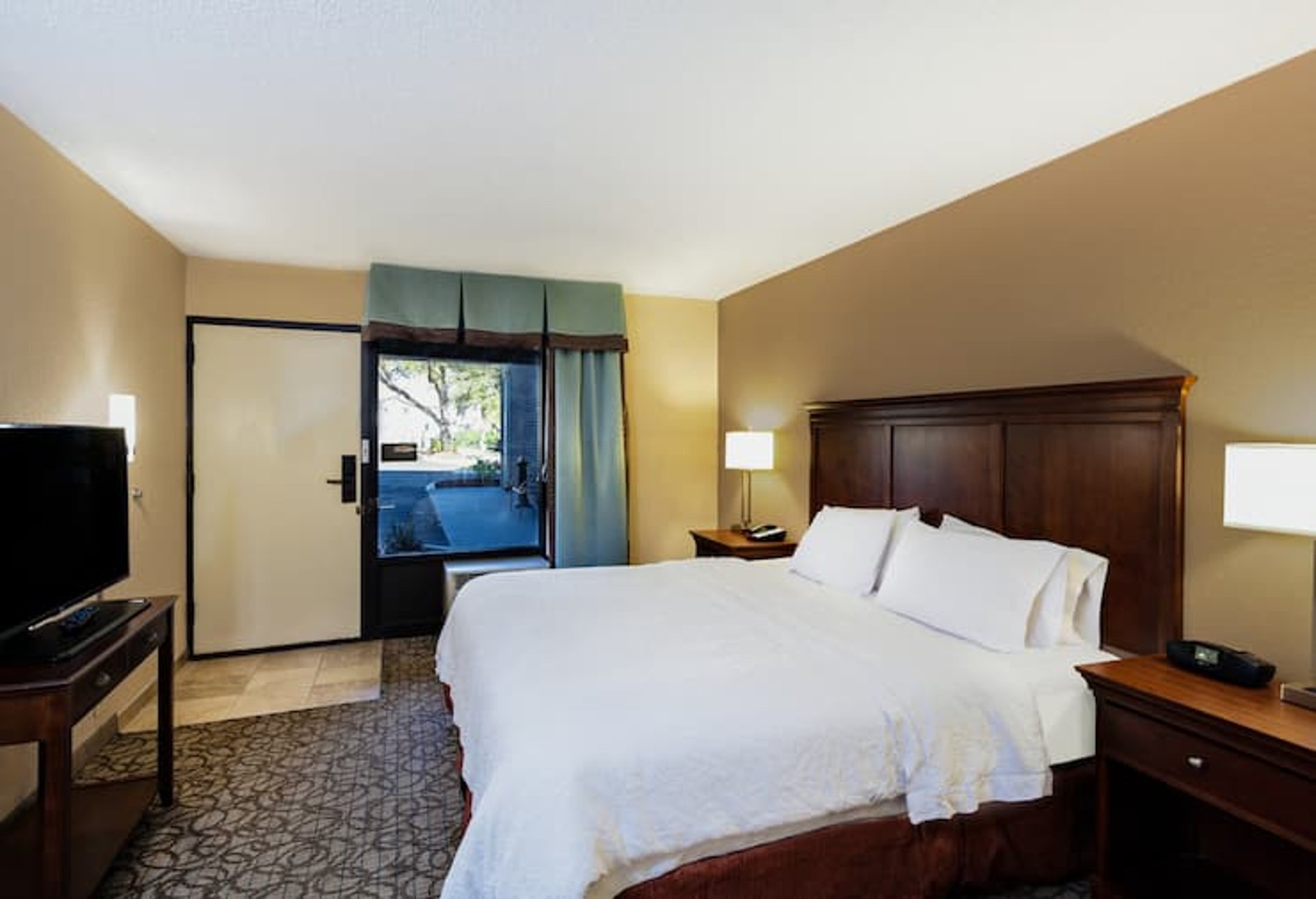 1 King 1 Bedroom Suite w/ Exterior Entrance