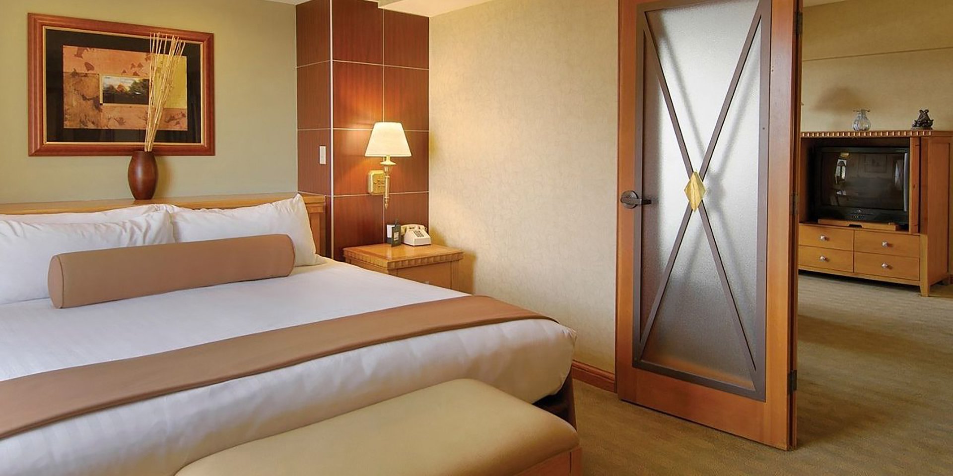 Mountain View Suite 1 King (2).jpg