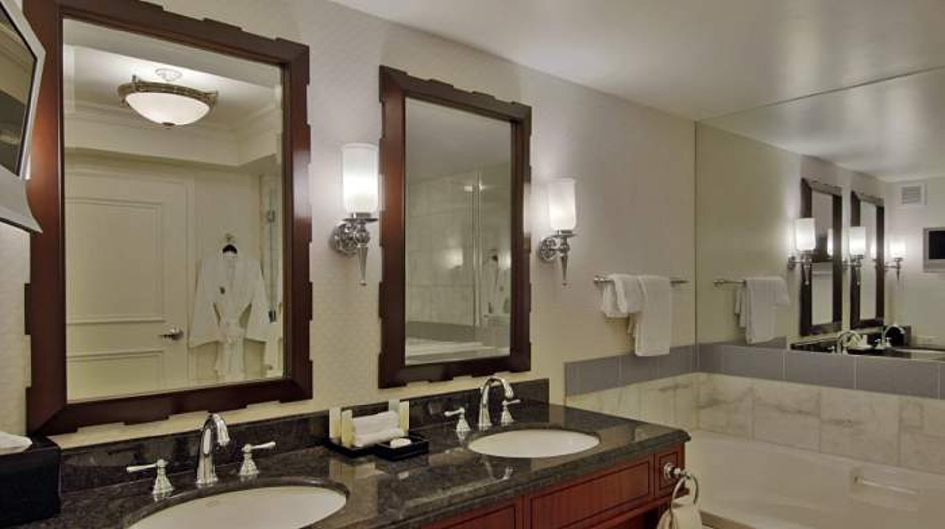 Deluxe Room Bathroom