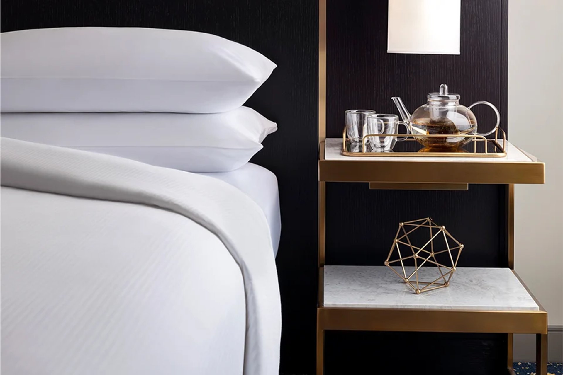 DeluxeRoom-OneKingBedDetail