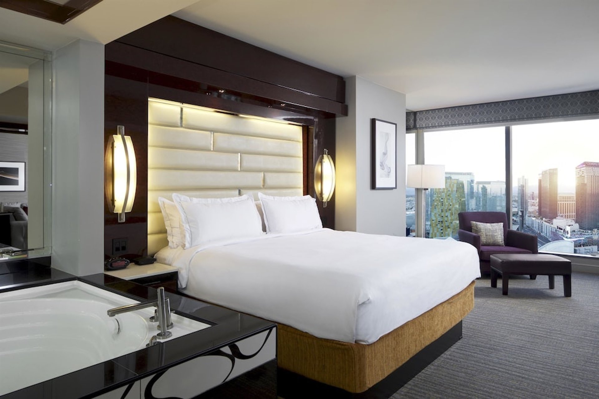 Four bedroom suites for 812 people in Las Vegas Suiteness — Stay connected