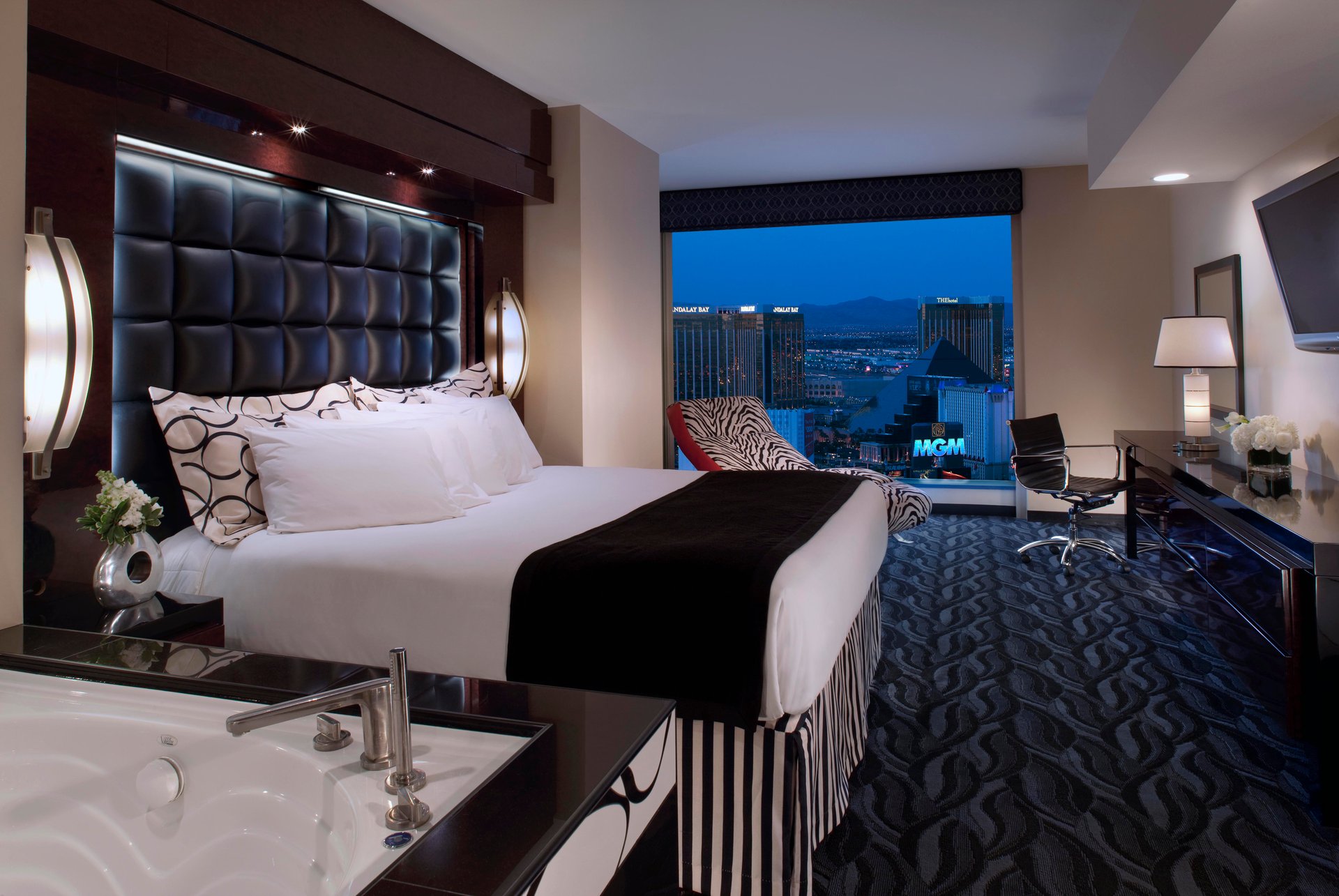 Suite Bedroom Tub