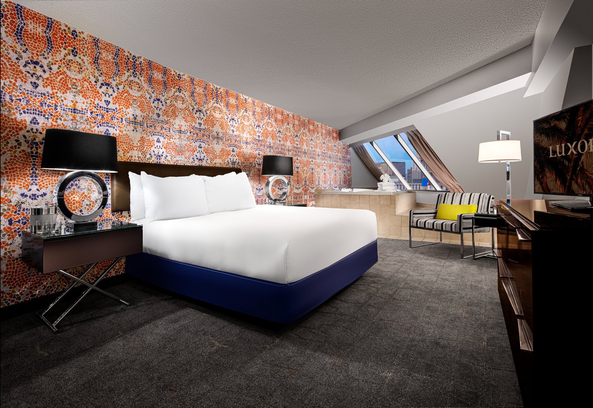 Pyramid Corner King Suite