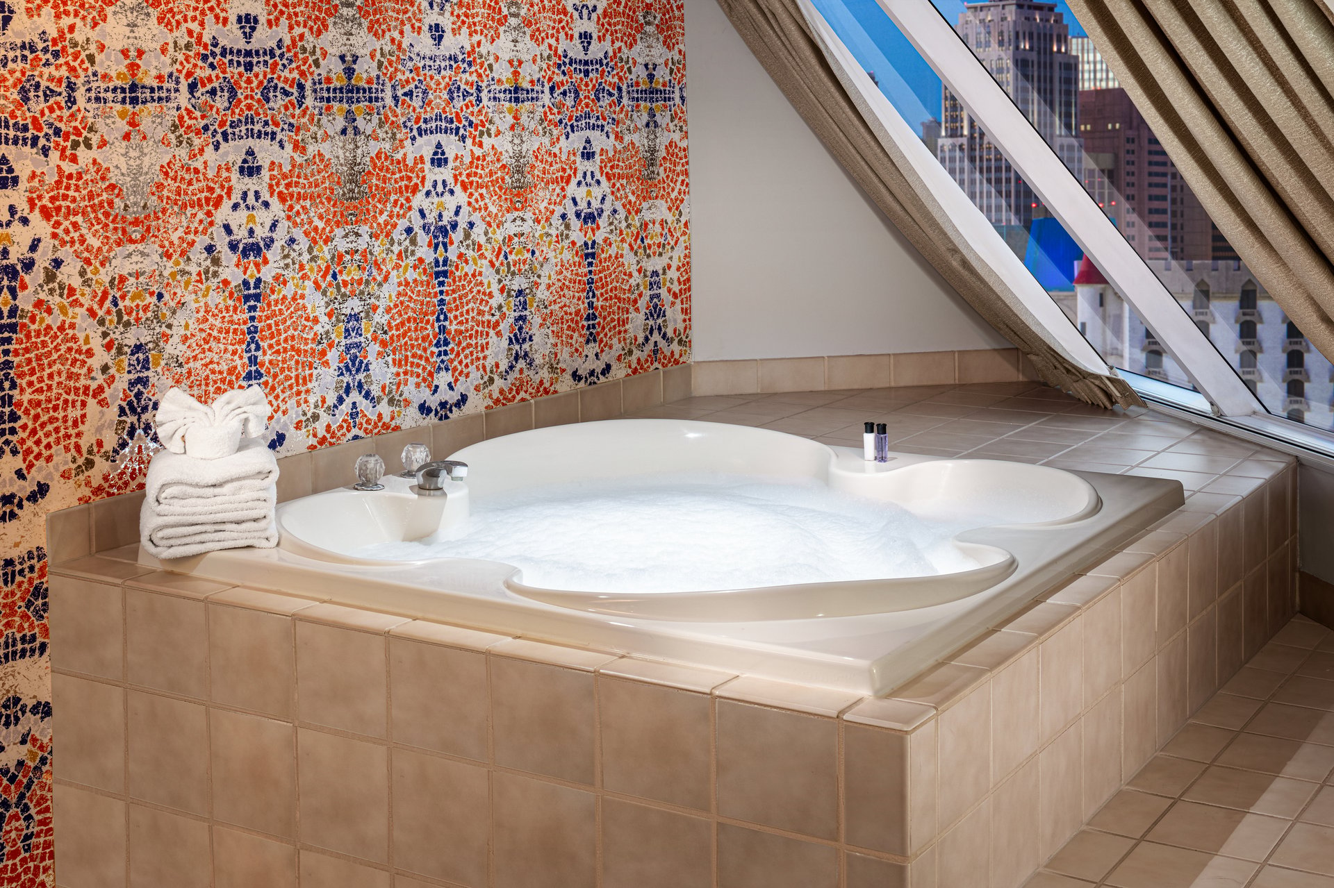 Pyramid Corner Suite - Soaking Tub