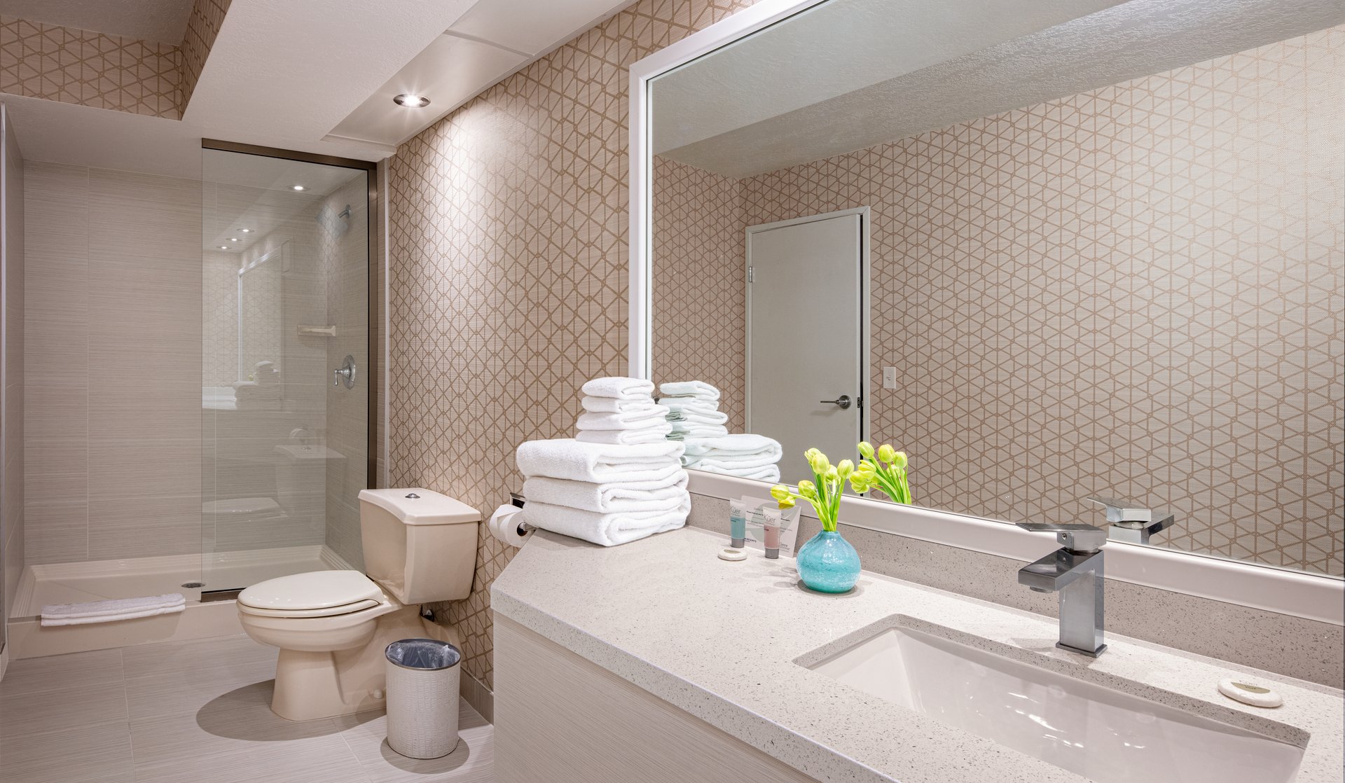 Pyramid Corner Suite - Bathroom