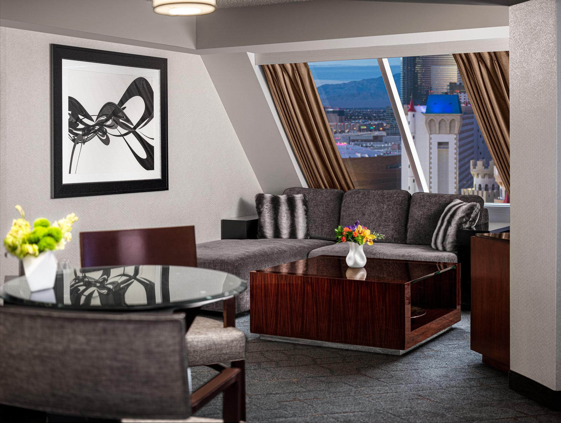 Pyramid Corner Suite - Living Room