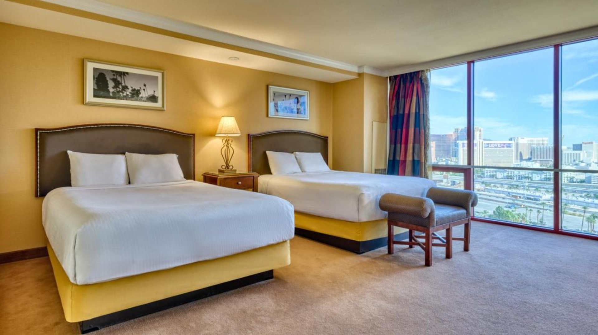 Queen Suite Accessible 03.jpg