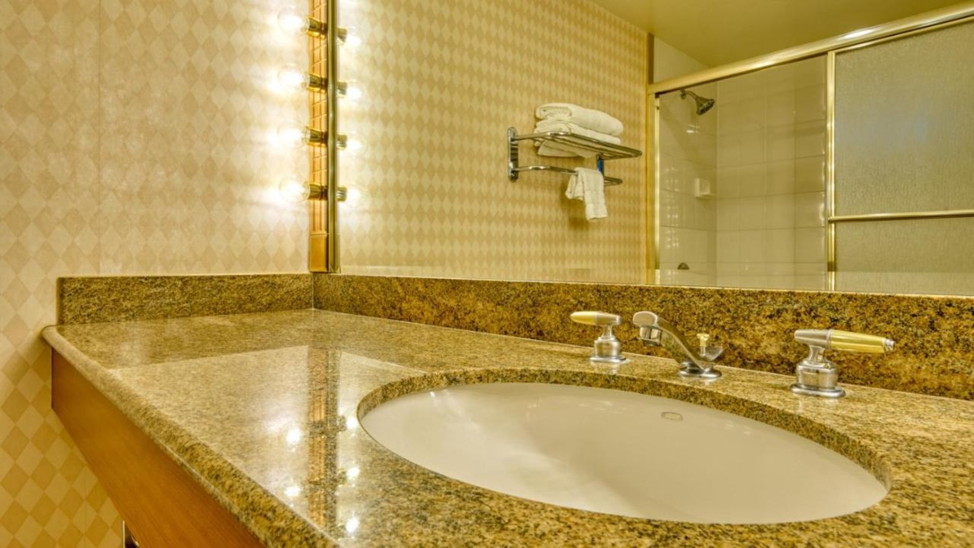 Queen Suite Accessible 04.jpg