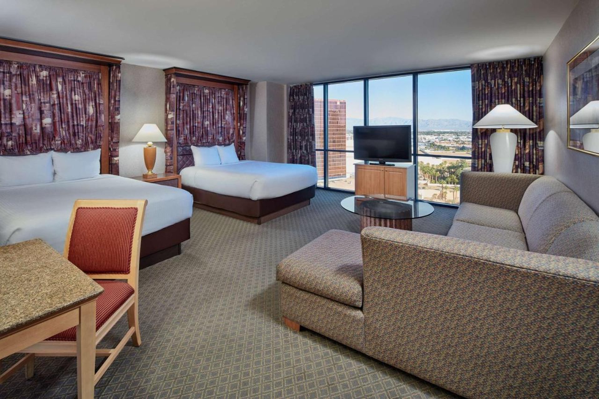 Queen Suite 03.jpg