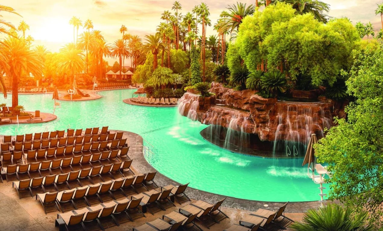 Pool Sunlight.jpg | The Mirage Hotel & Casino