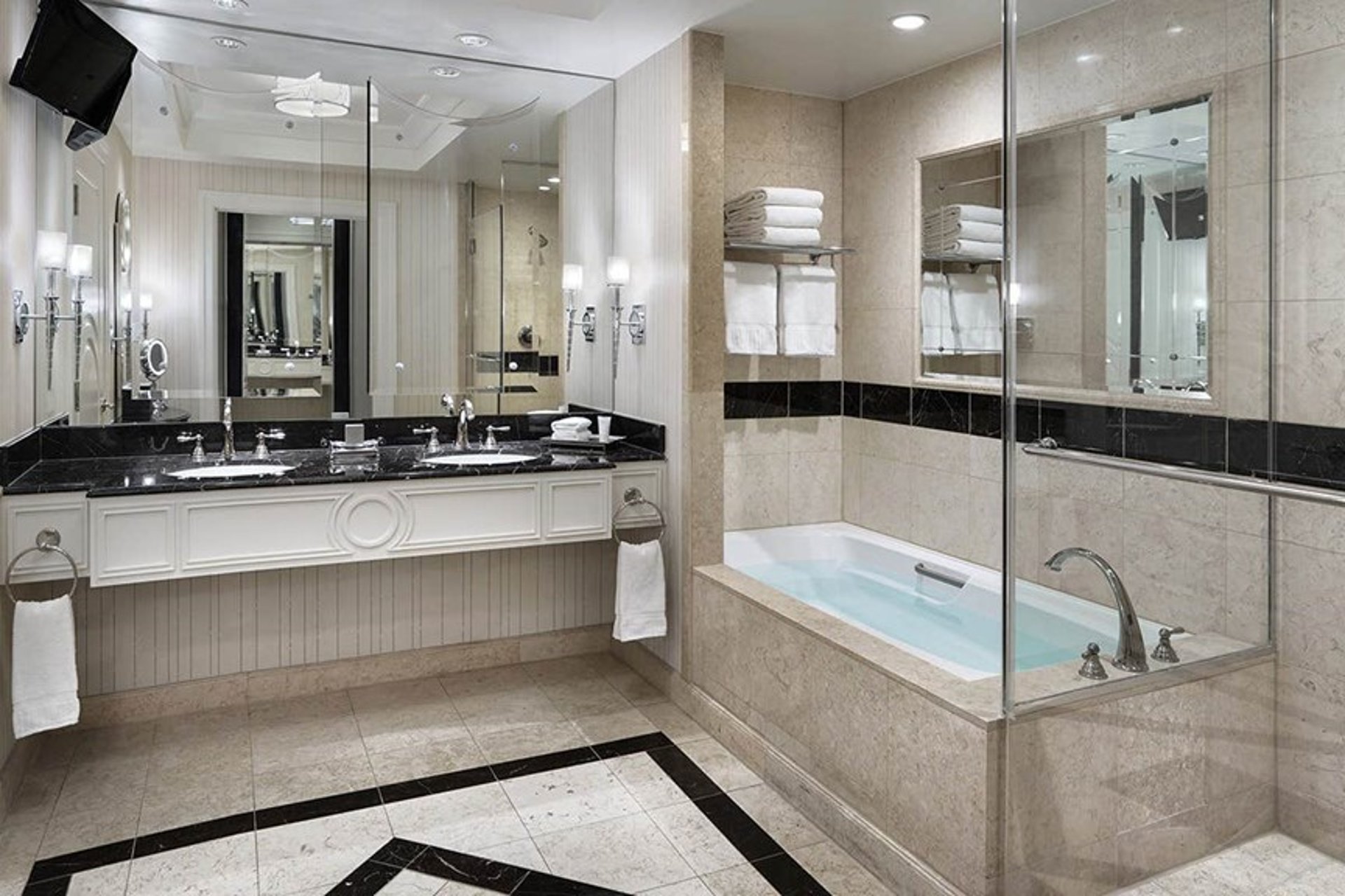 Luxury King Suite with Prestige Club Lounge Access City View (3).jpg