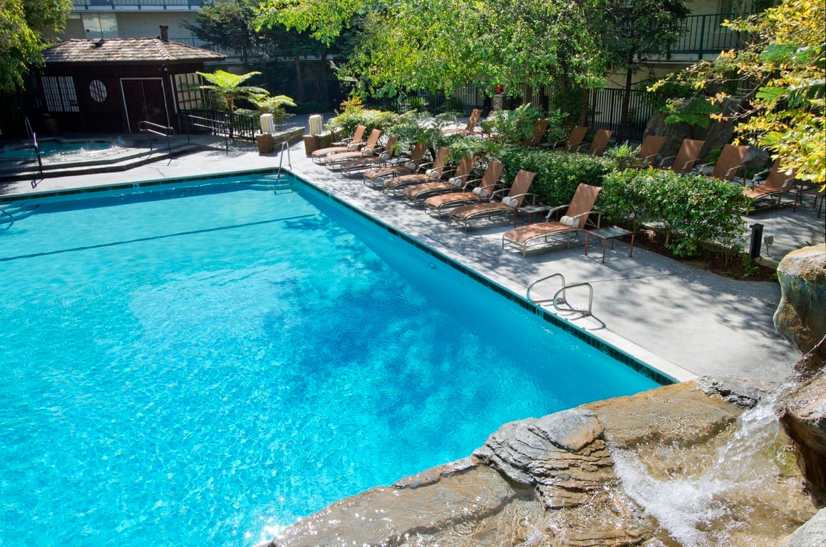 Outdoor Pool | DoubleTree by Hilton Hotel Torrance - South Bay