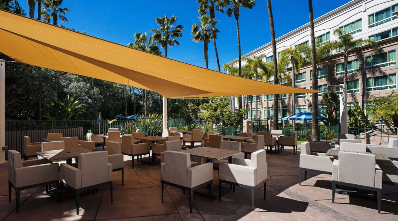 Covered Dining | Hilton Santa Monica Hotel & Suites