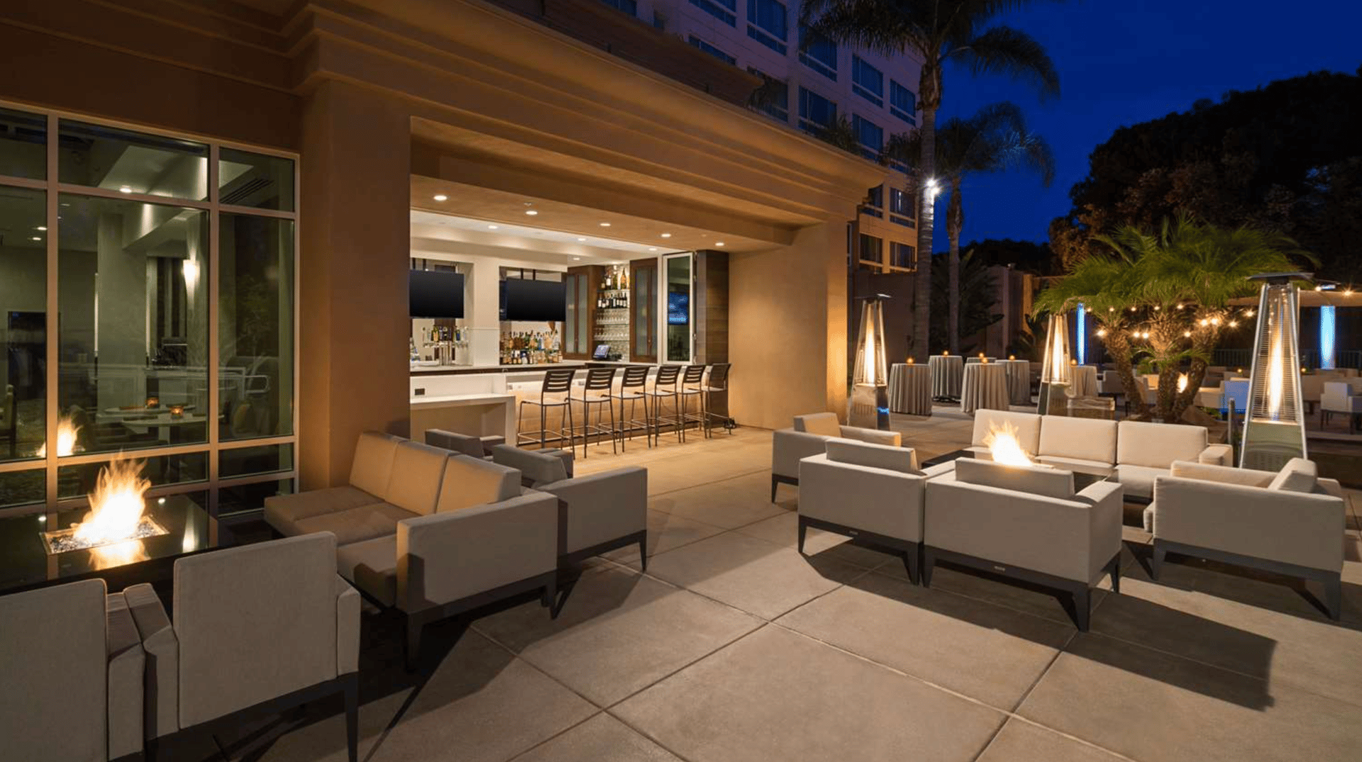 Outdoor Dining | Hilton Santa Monica Hotel & Suites