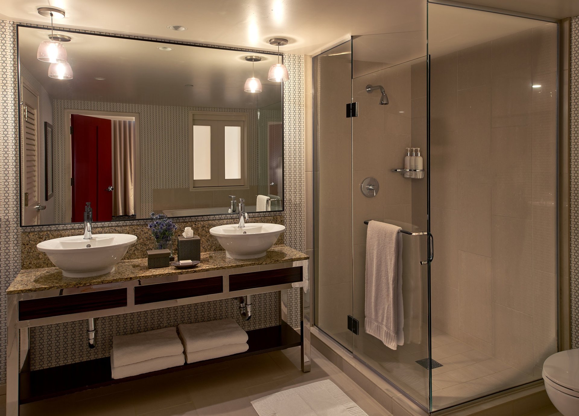 Skyline View King Spa Suite Bathroom