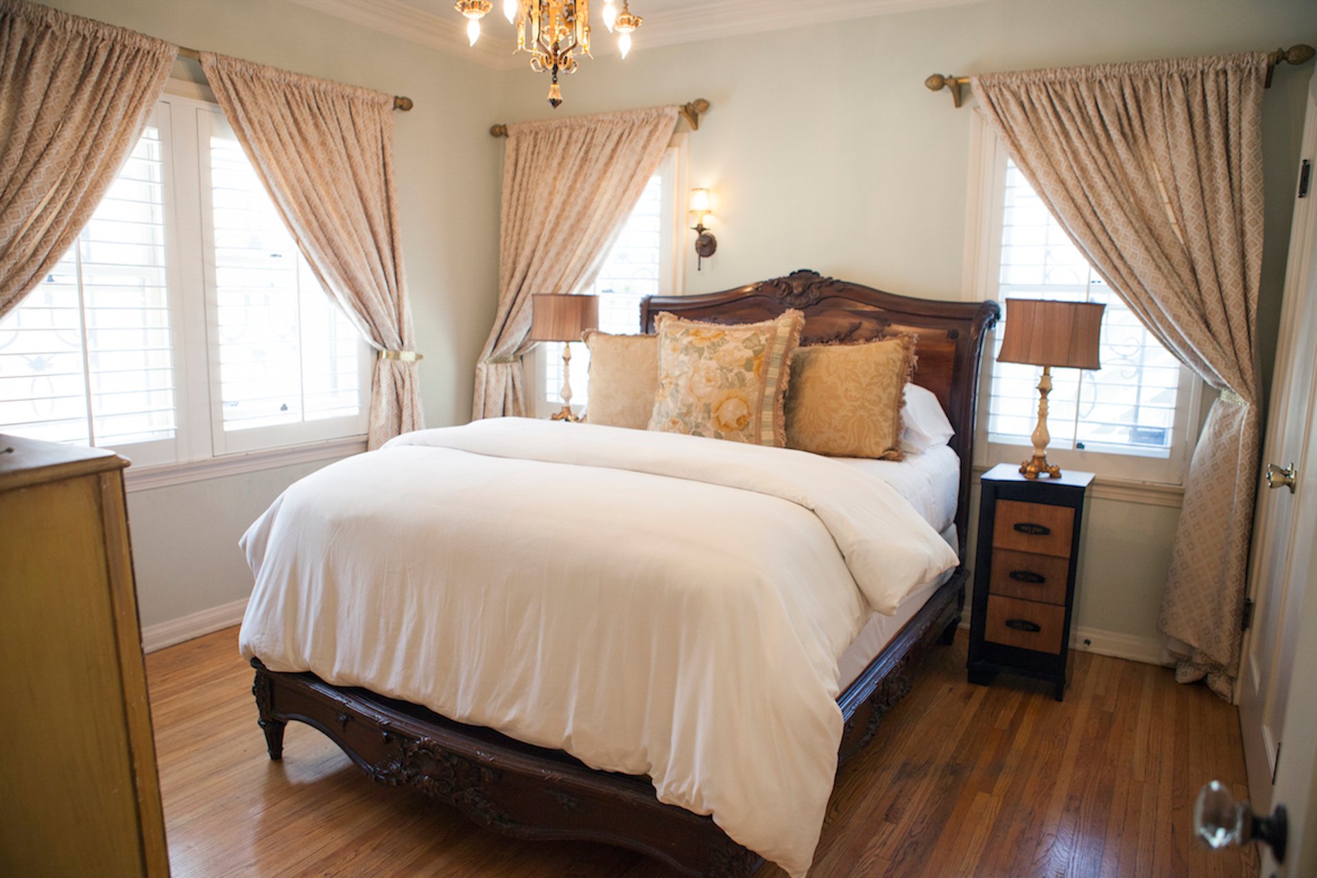 Deluxe Queen English Bedroom