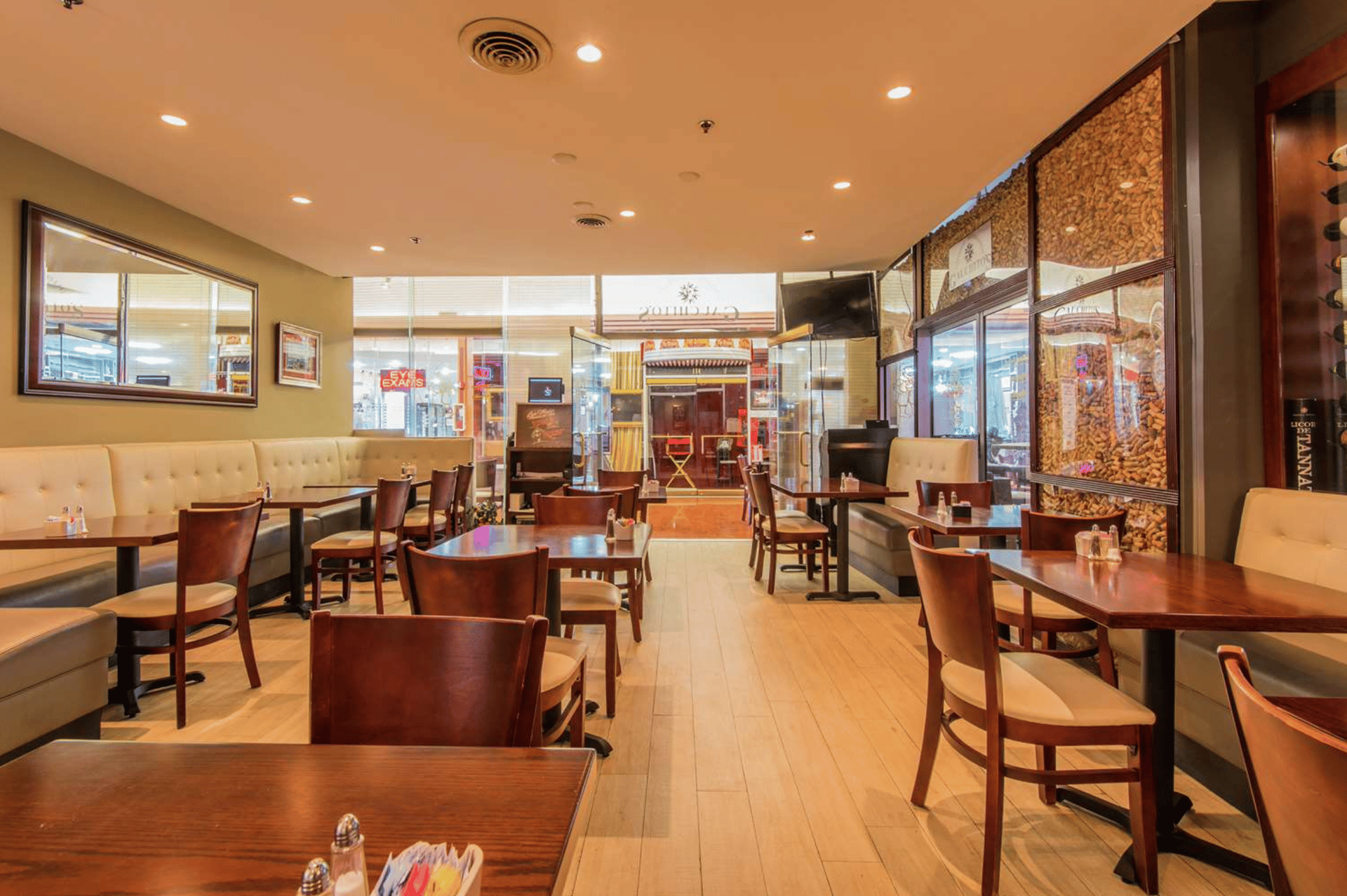 Dining Tables | DoubleTree by Hilton Grand Hotel Biscayne Bay