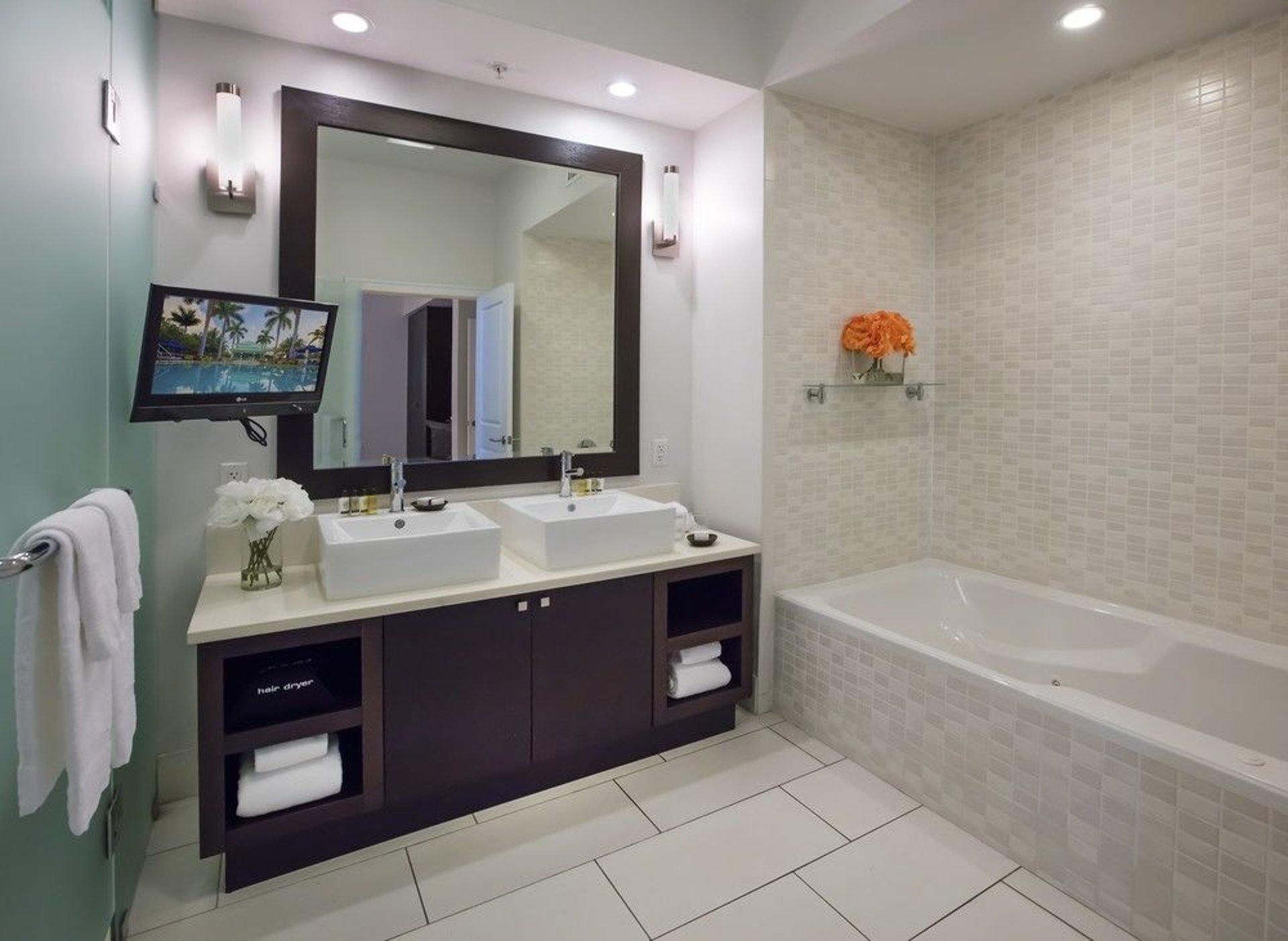 Deep soaking tub