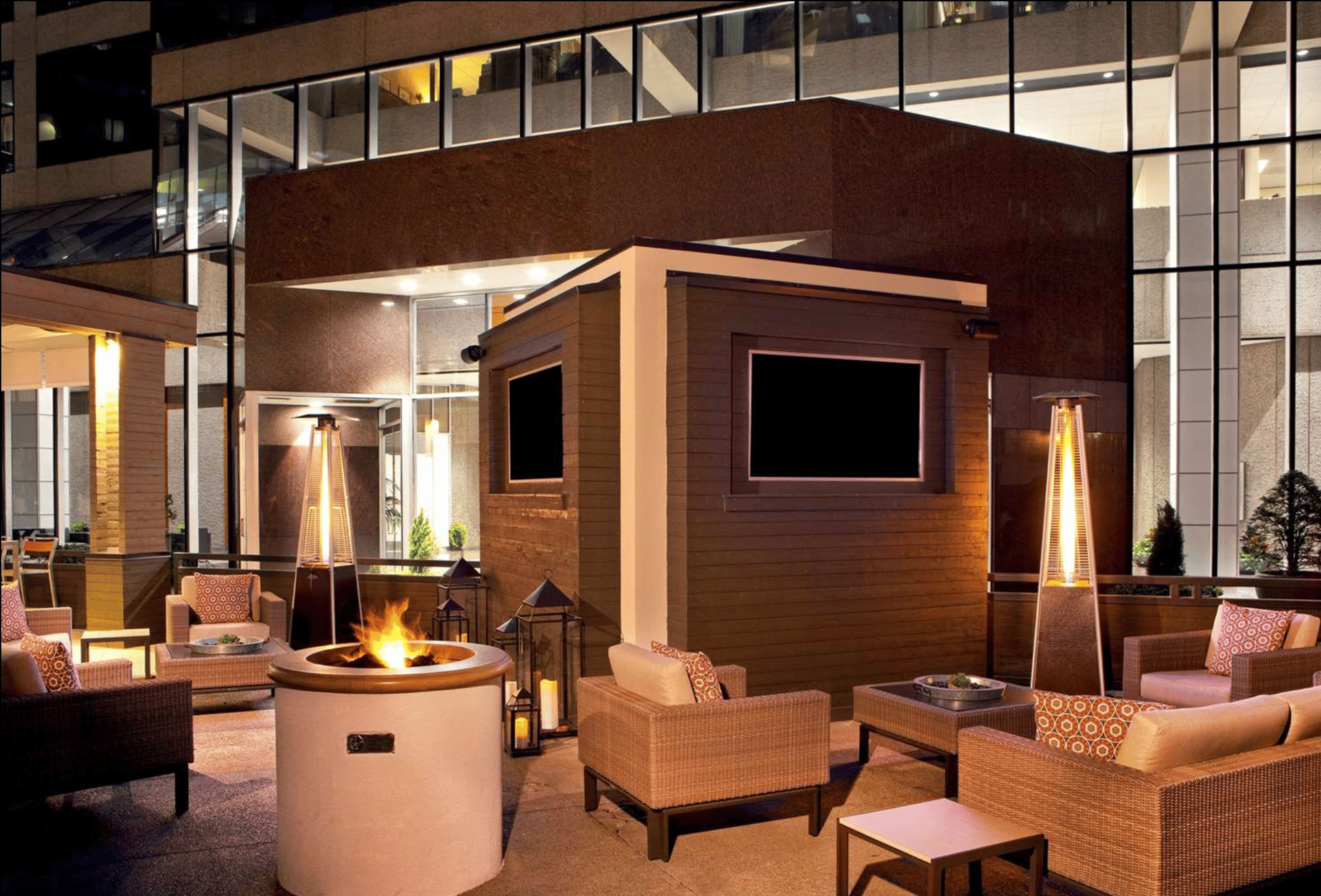 Outdoor Seating | DoubleTree by Hilton Hotel Nashville Downtown