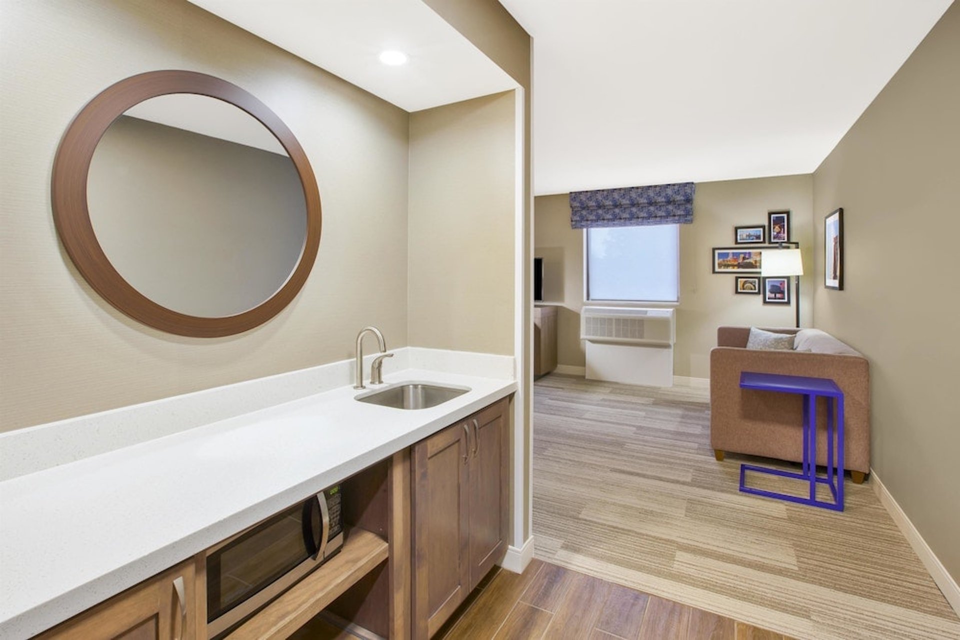 2 Queen Suite Living Area