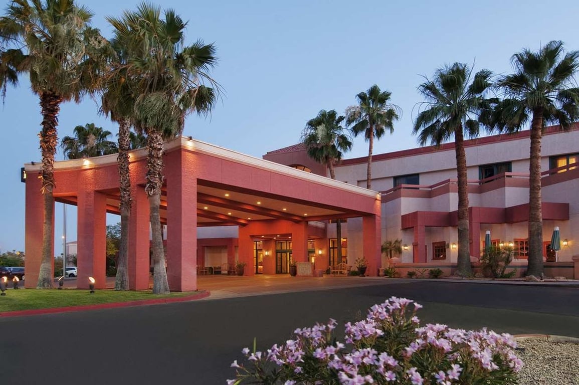 Hotel Exterior | Hilton Phoenix Airport