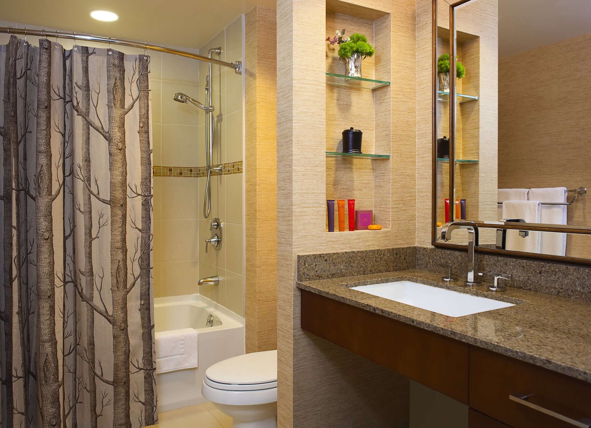 Courtyard Queen Suite Bathroom