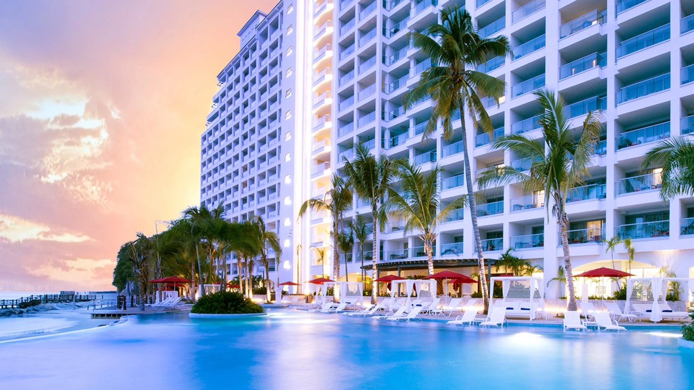 Alberca_ | Hilton Vallarta Riviera All-Inclusive Resort