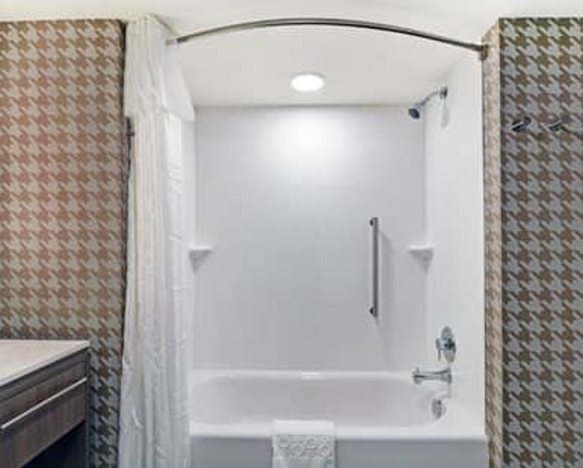 HT_guestbath010_4_386x310_FitToBoxSmallDimension_Center.jpg