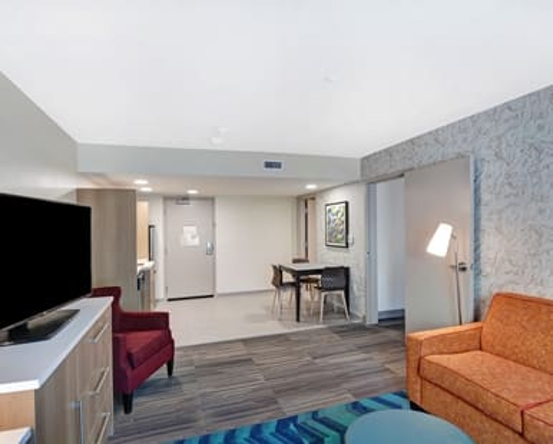 HT_suitelounge016_2_386x310_FitToBoxSmallDimension_Center.jpg