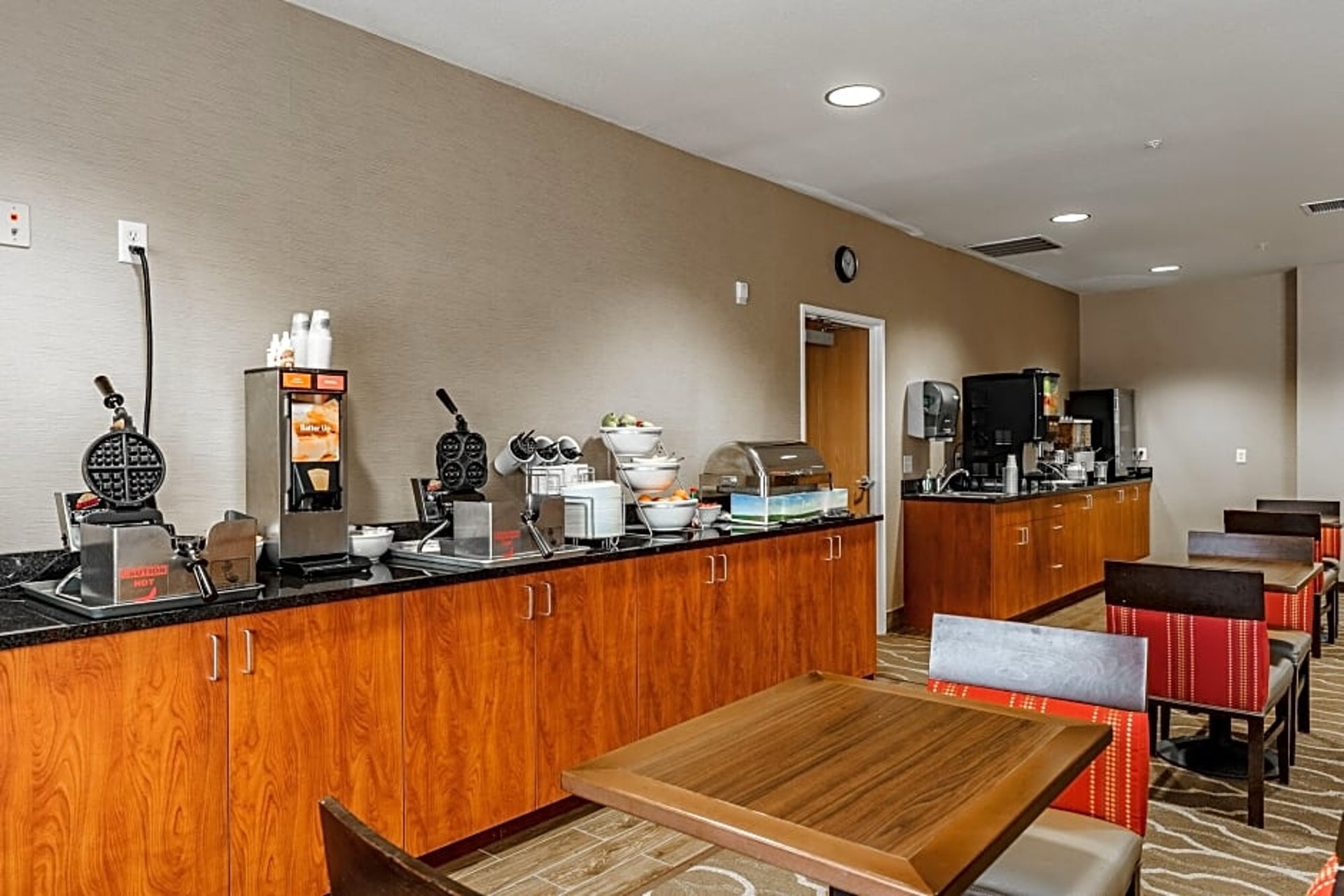 Breakfast Area | Cobblestone Suites - Ripon