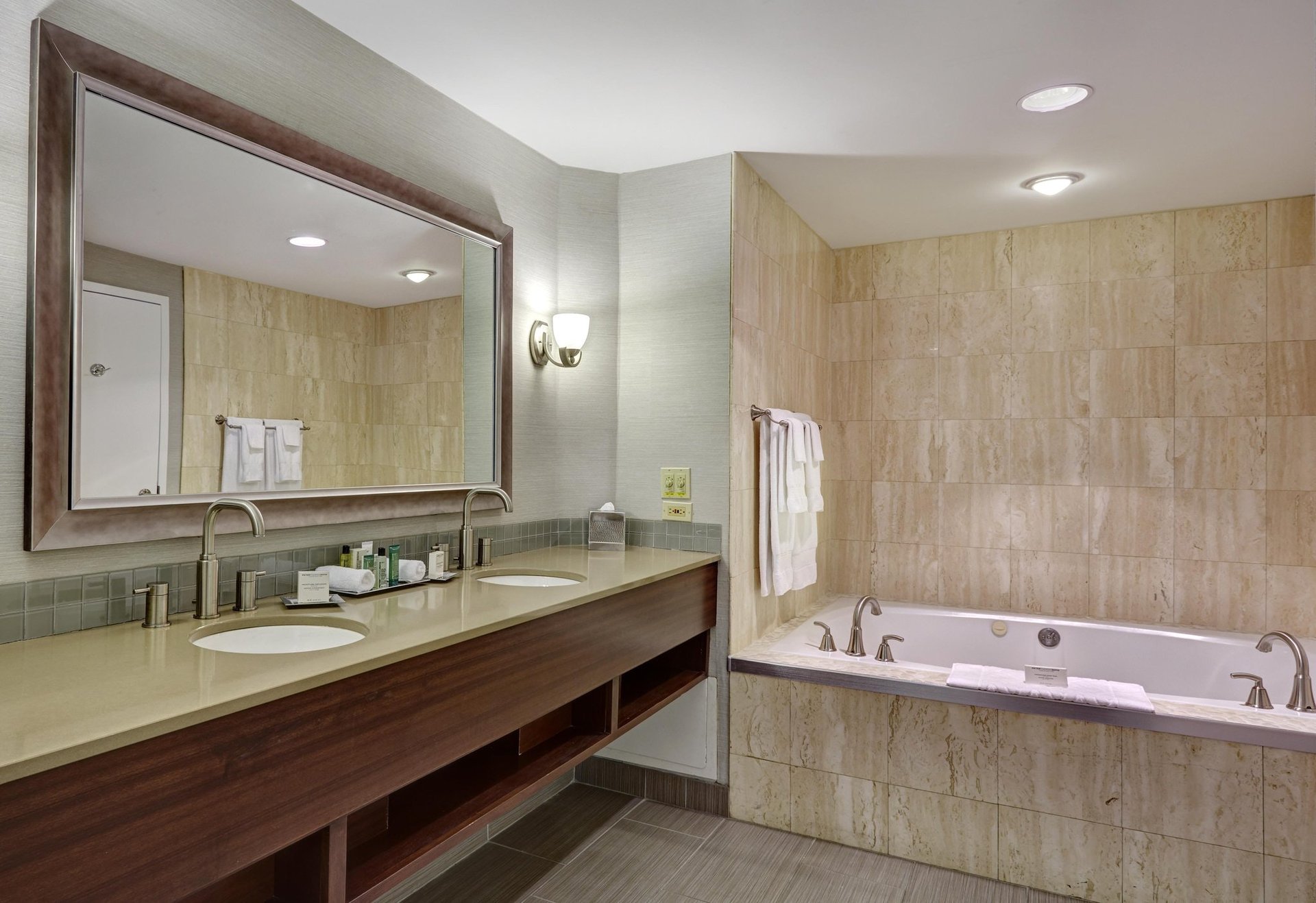 STJHIHH_1201_K1XFU1_Bathroom_S.jpg