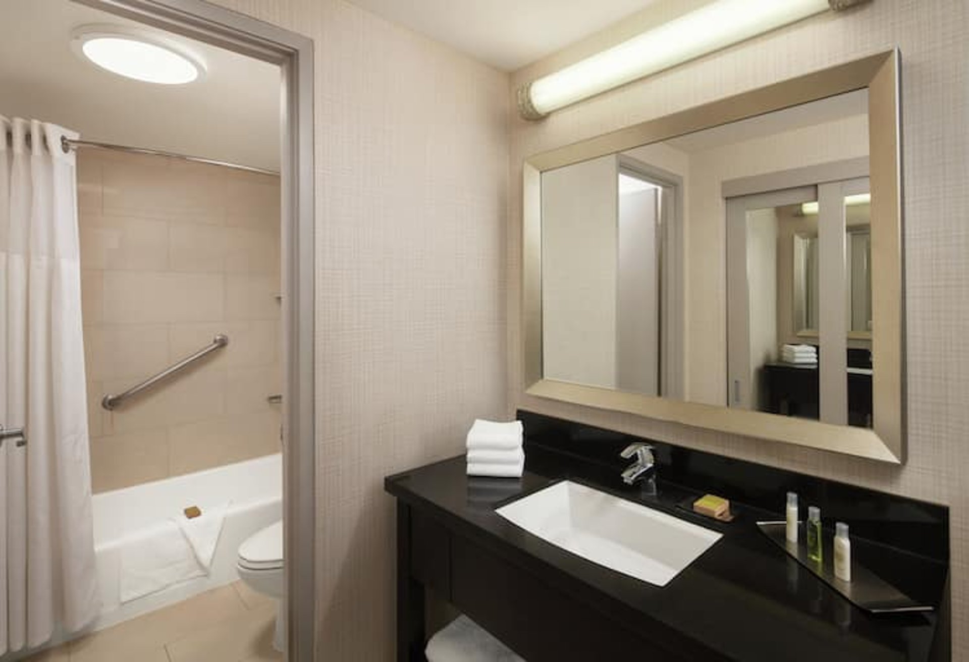 bathroom-with-tub