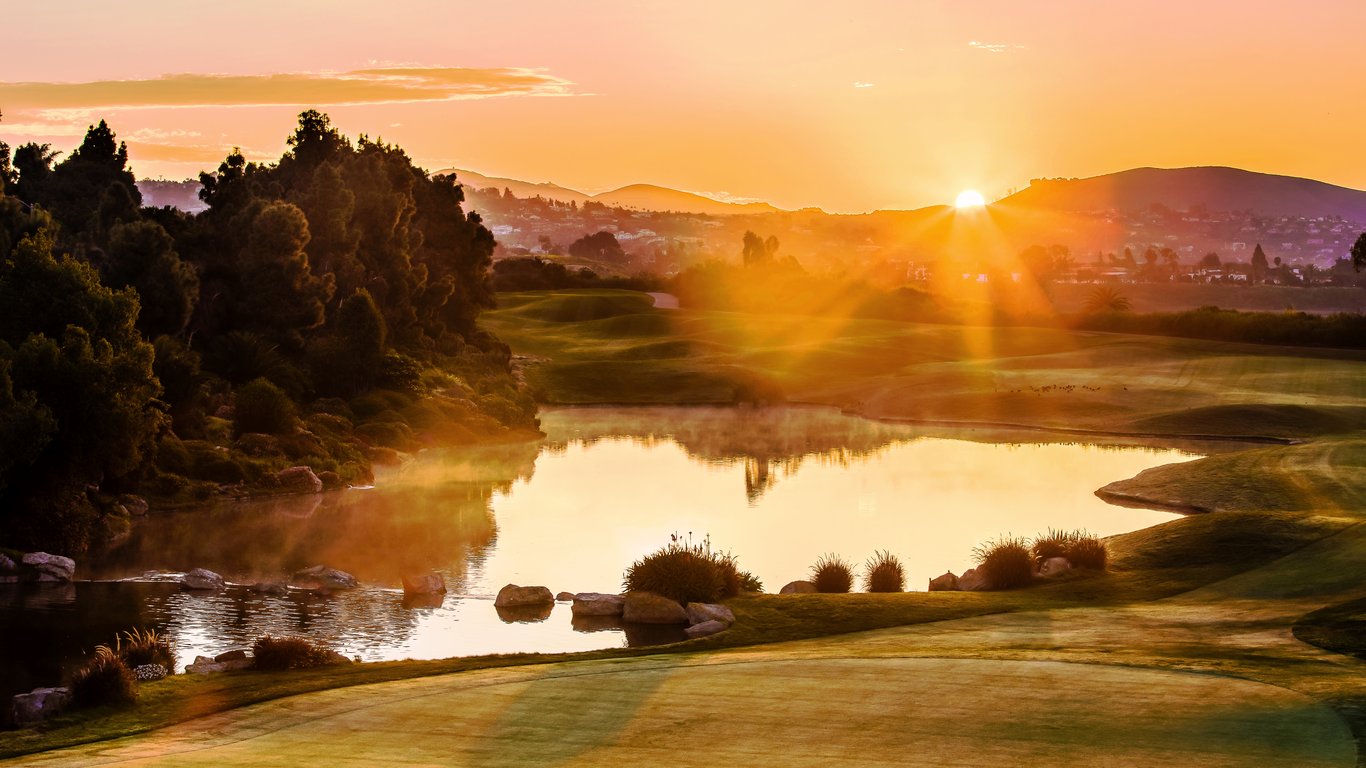 Aviara Golf  - 18th hole at sunrise | Park Hyatt Aviara Resort, Spa & Golf Club