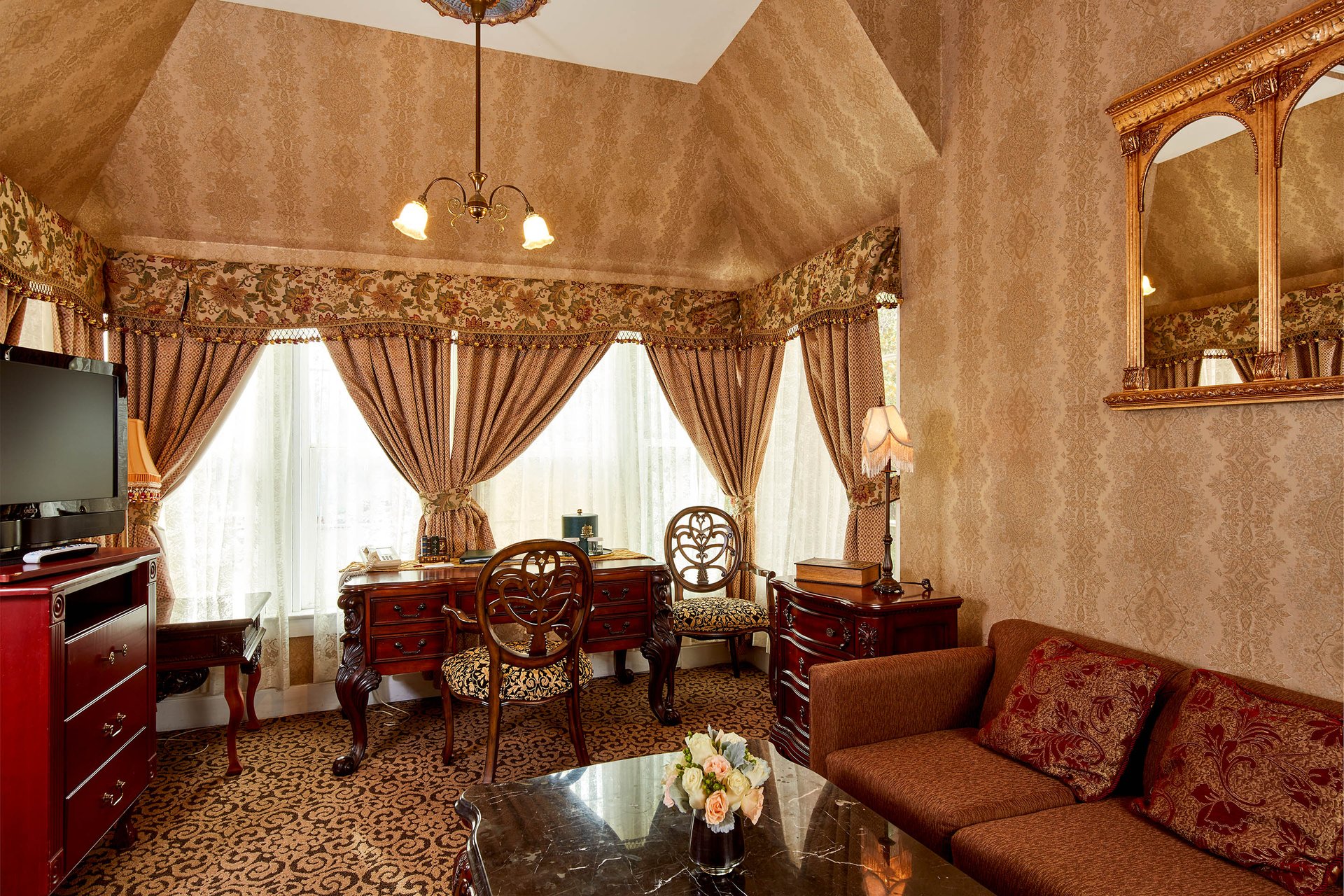 Queen_Anne_Hotel_Executive Suite 3.jpg