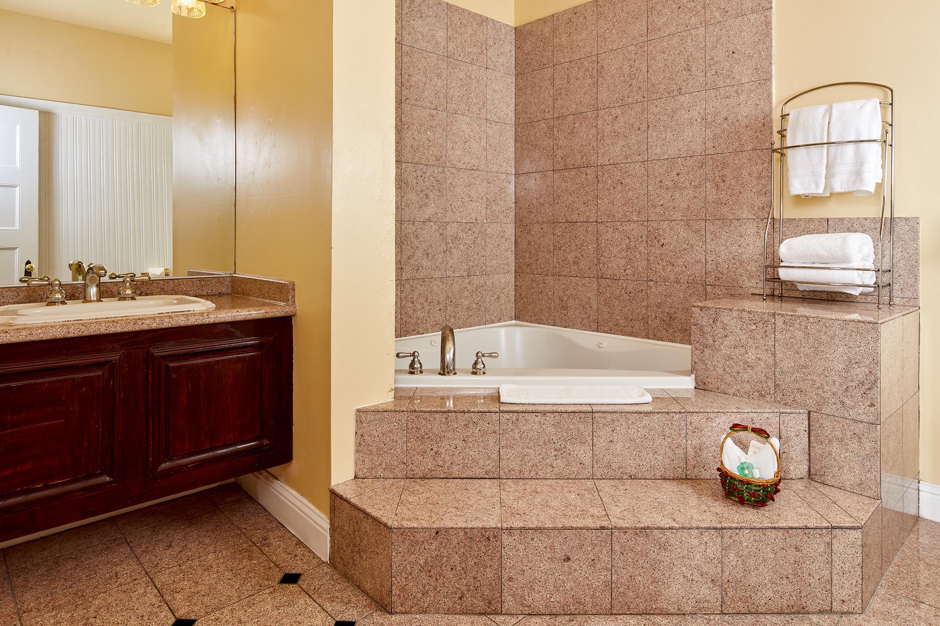 Queen_Anne_Hotel_Rm_King Jacuzzi.jpg