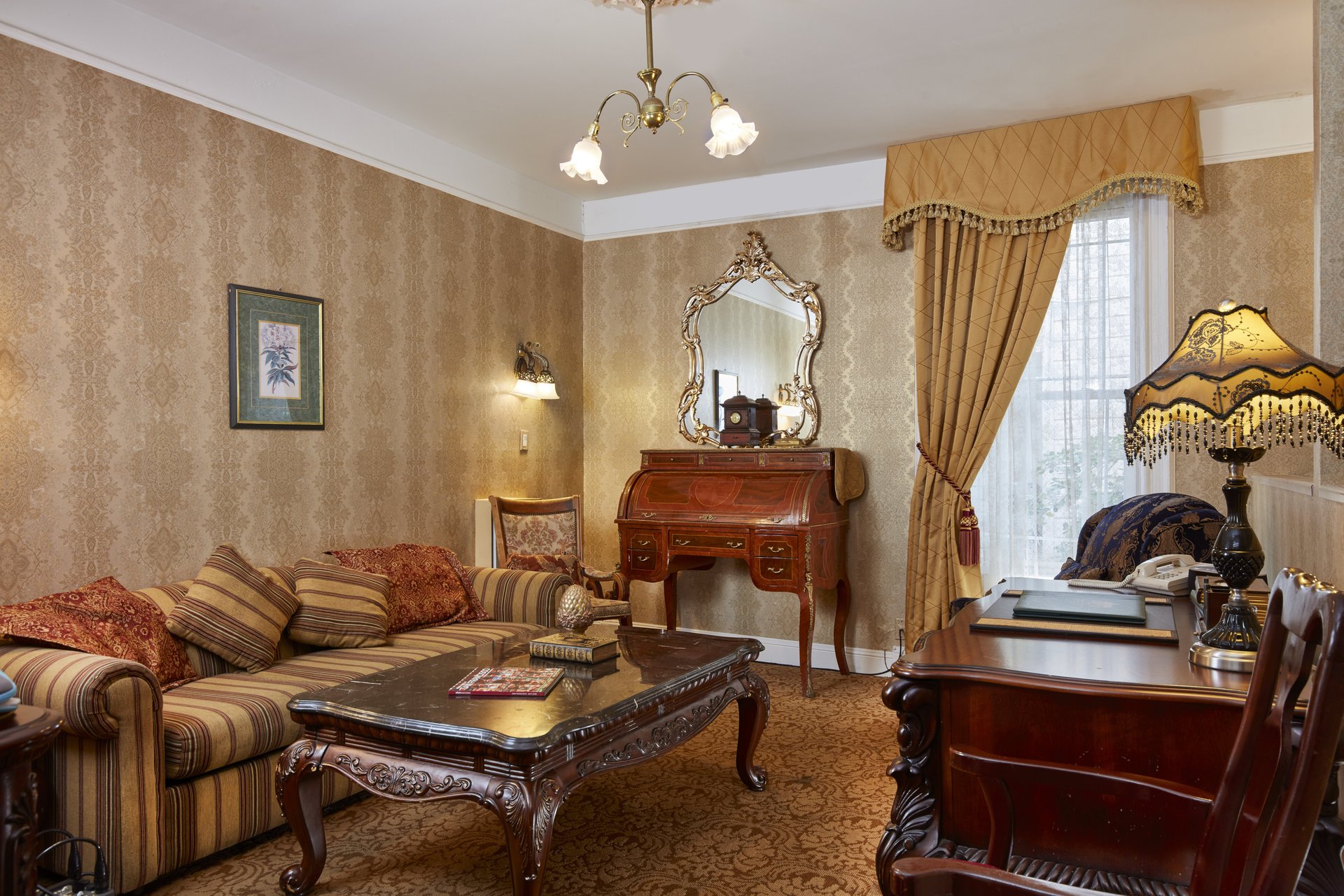 Queen_Anne_Hotel_Royal Family Suite 2.jpg